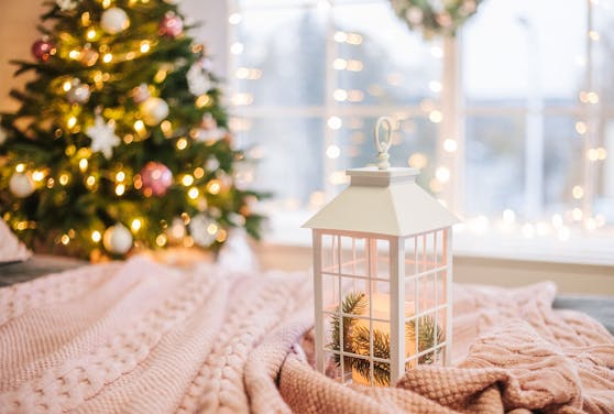 Weihnachtliche Dekoration muss nicht ganz verschwinden. 