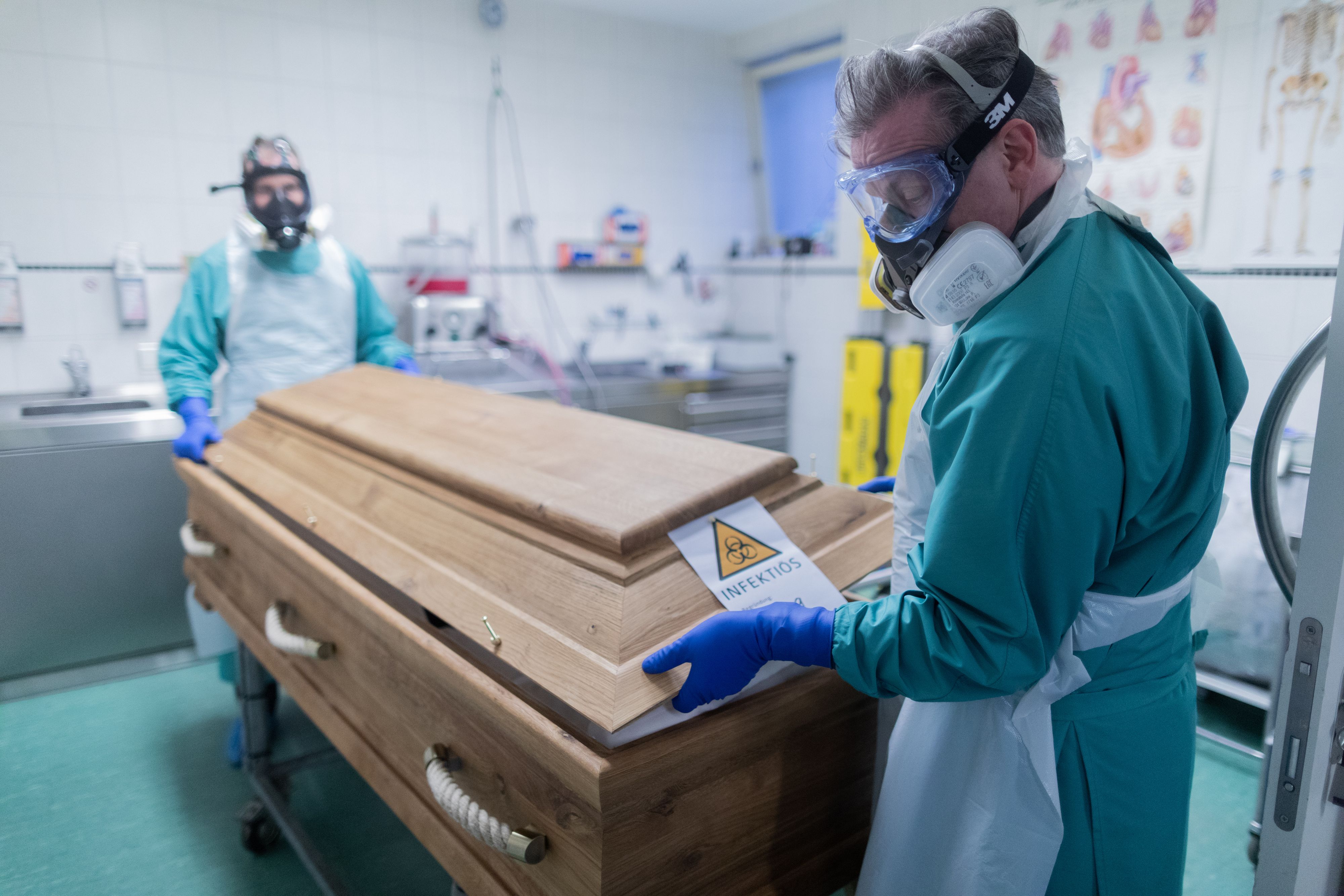 "Infektiös": Bestatter in Nordrhein-Westfalen verschließen einen Sarg mit dem Leichnam eines Corona-Infizierten.