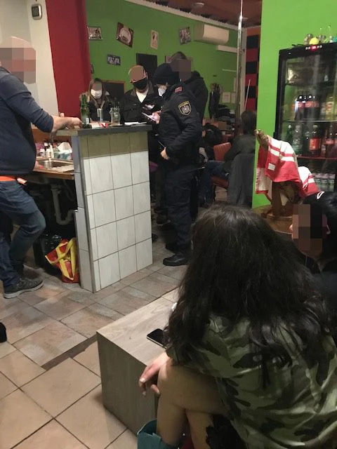 Alle Gäste wurden angezeigt. Der Wirt wurde festgenommen und das Lokal behördlich geschlossen.