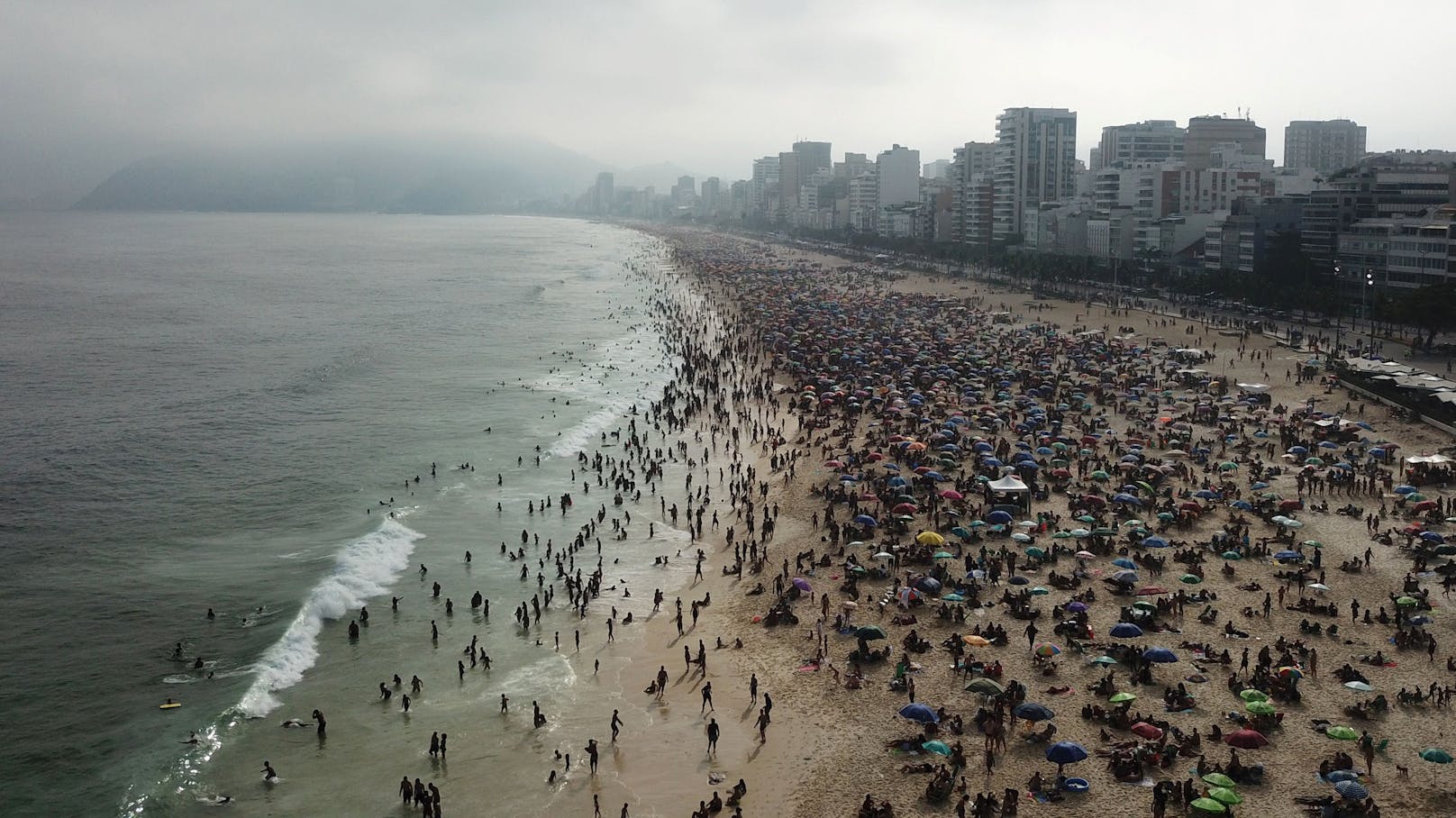 Trotz Corona-Pandemie stürmen die Menschen die Strände in Rio de Janeiro.
