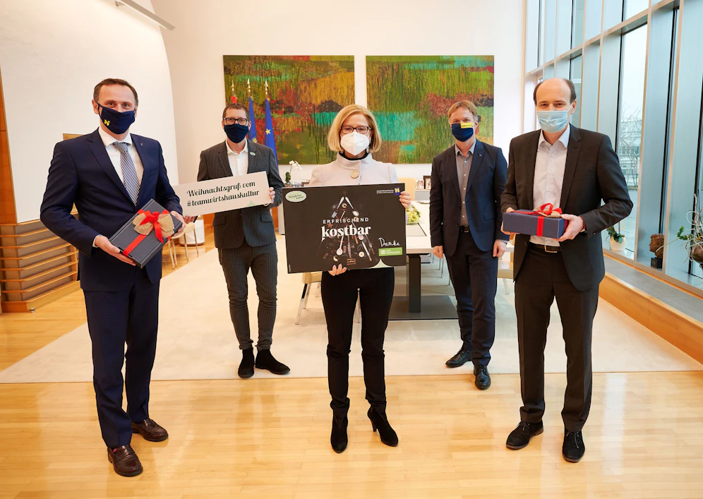 Tourismuslandesrat Jochen Danninger, Harald Pollak, Obmann der Niederösterreichischen Wirtshauskultur, Landeshauptfrau Johanna Mikl-Leitner, Michael Duscher, Geschäftsführer der Niederösterreich Werbung, Clemens Klingan, Geschäftsleiter SOS-Kinderdorf (v.l.)