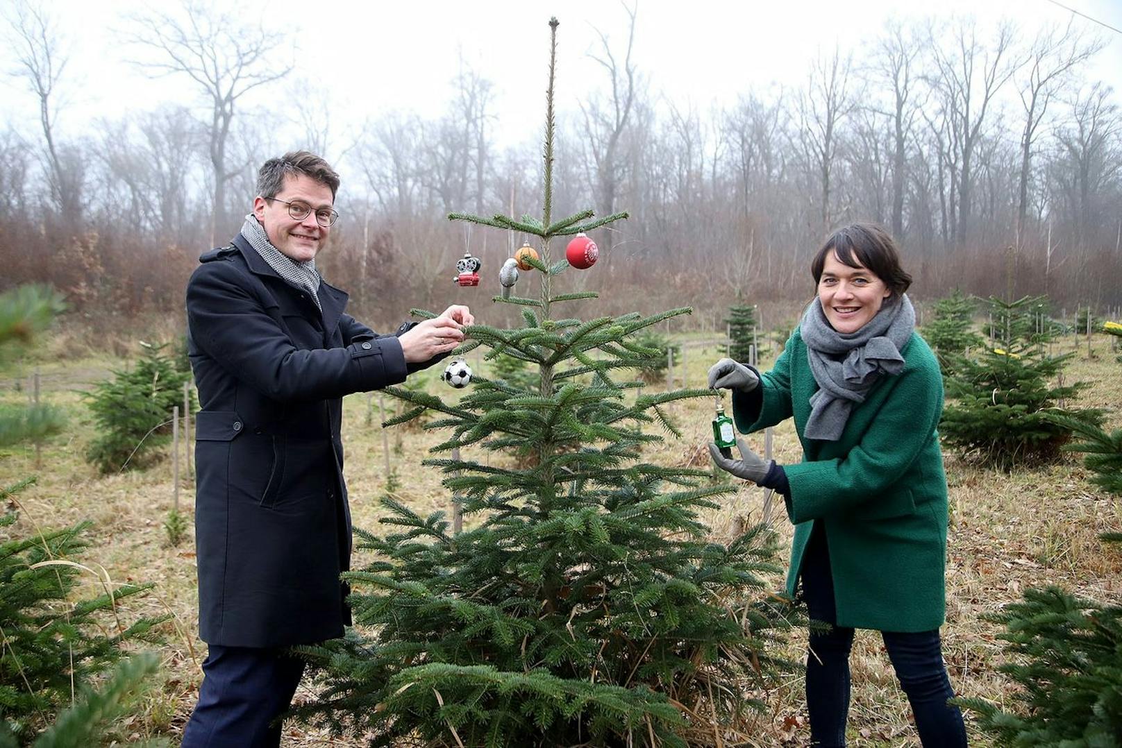 Stadtrat Jürgen Czernohorszky und ORF-Moderatorin Eva Pölzl bei der Übergabe der ersten Bäume für "Licht ins Dunkel".