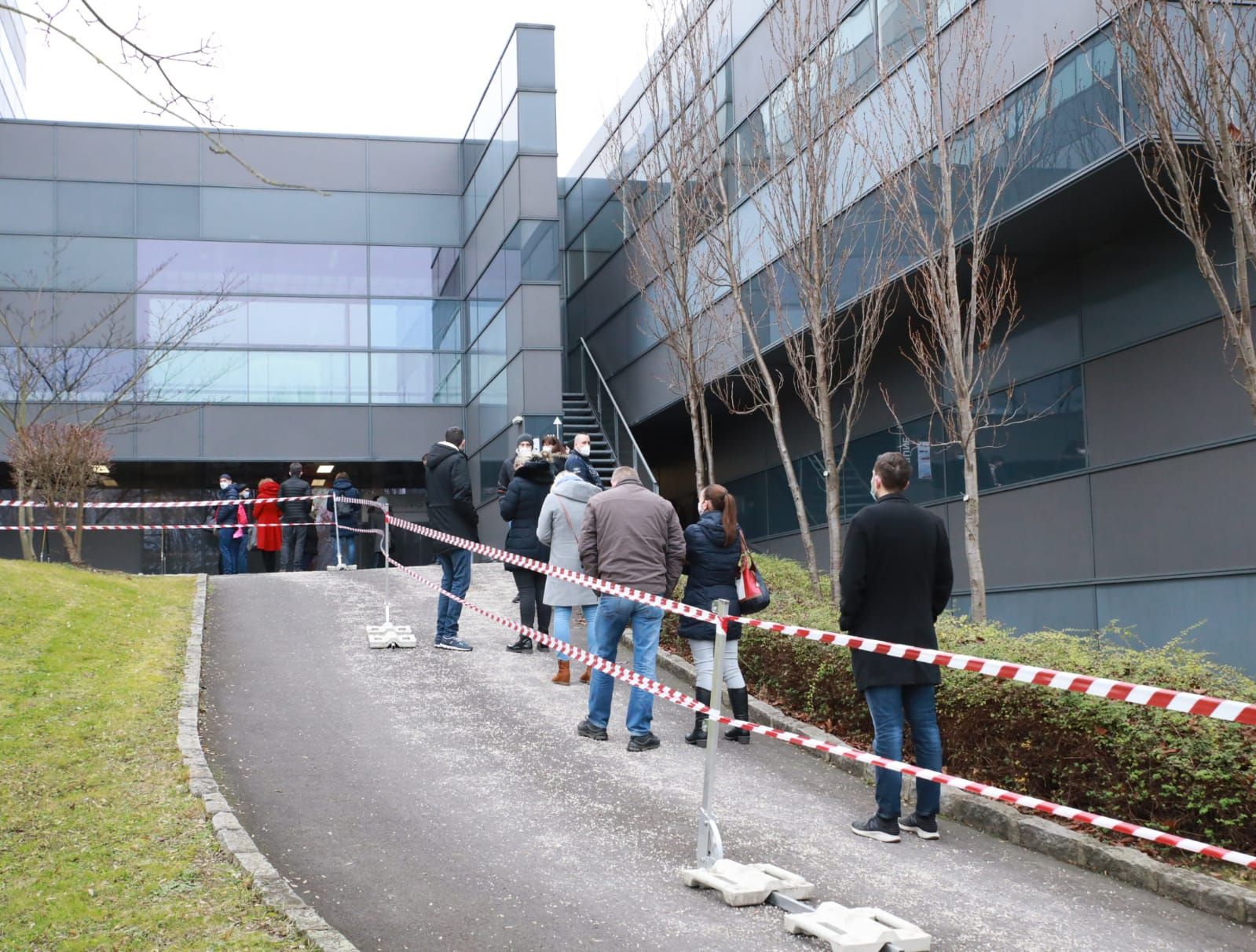 In Linz bildete sich am Sonntag schon nach 9 Uhr eine lange Warteschlange.