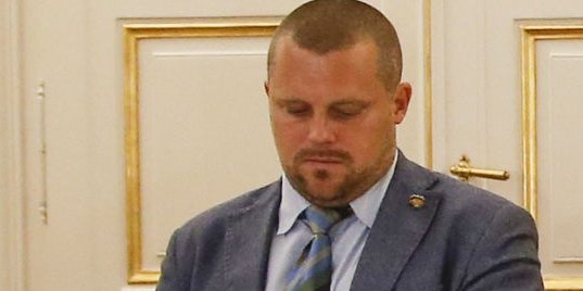 (von links) Vizebürgermeister Mario Eustacchio (FPÖ), der Leiter des Landesamtes Verfassungsschutz, Rupert Meixner, Bürgermeister Siegfried Nagl (ÖVP), Landespolizeidirektor Gerald Ortner, Landeshauptmann Hermann Schützenhöfer (ÖVP), der Präsident der Jüdischen Gemeinde Graz, Elie Rosen, und Landeshauptmann-Stv. Anton Lang (SPÖ) am Sonntag, 23. August 2020, bei einem Hintergrundgespräch in Graz. Rosen wurde am Vortag Opfer eines Angriffs vor der Synagoge