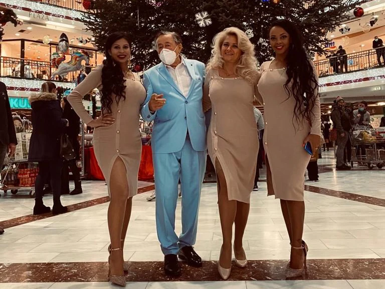 Richard Lugner und seine Damen haben sich für die Weihnachtshopping-Tage herausgeputzt&nbsp;