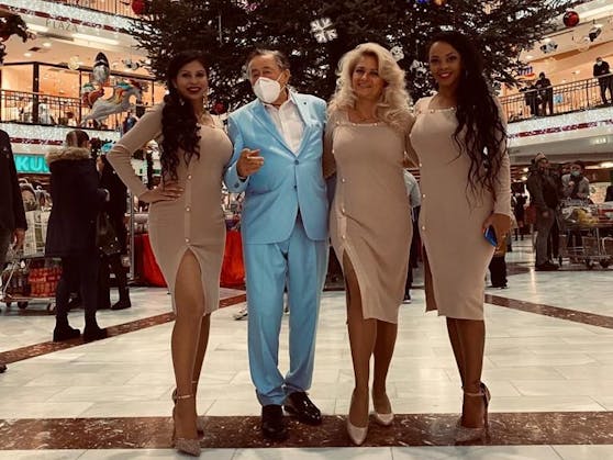 Richard Lugner und seine Damen haben sich für die Weihnachtshopping-Tage herausgeputzt 
