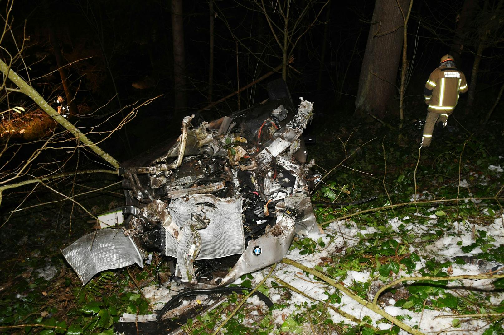 Spektakulärer Crash am Sonntagabend in Tirol: Ein Lenker verlor die Kontrolle über seinen BMW, kam von der Straße ab und durchbrach mehrere Bäume und Verkehrsschilder. Beide Insassen wurden schwer verletzt.