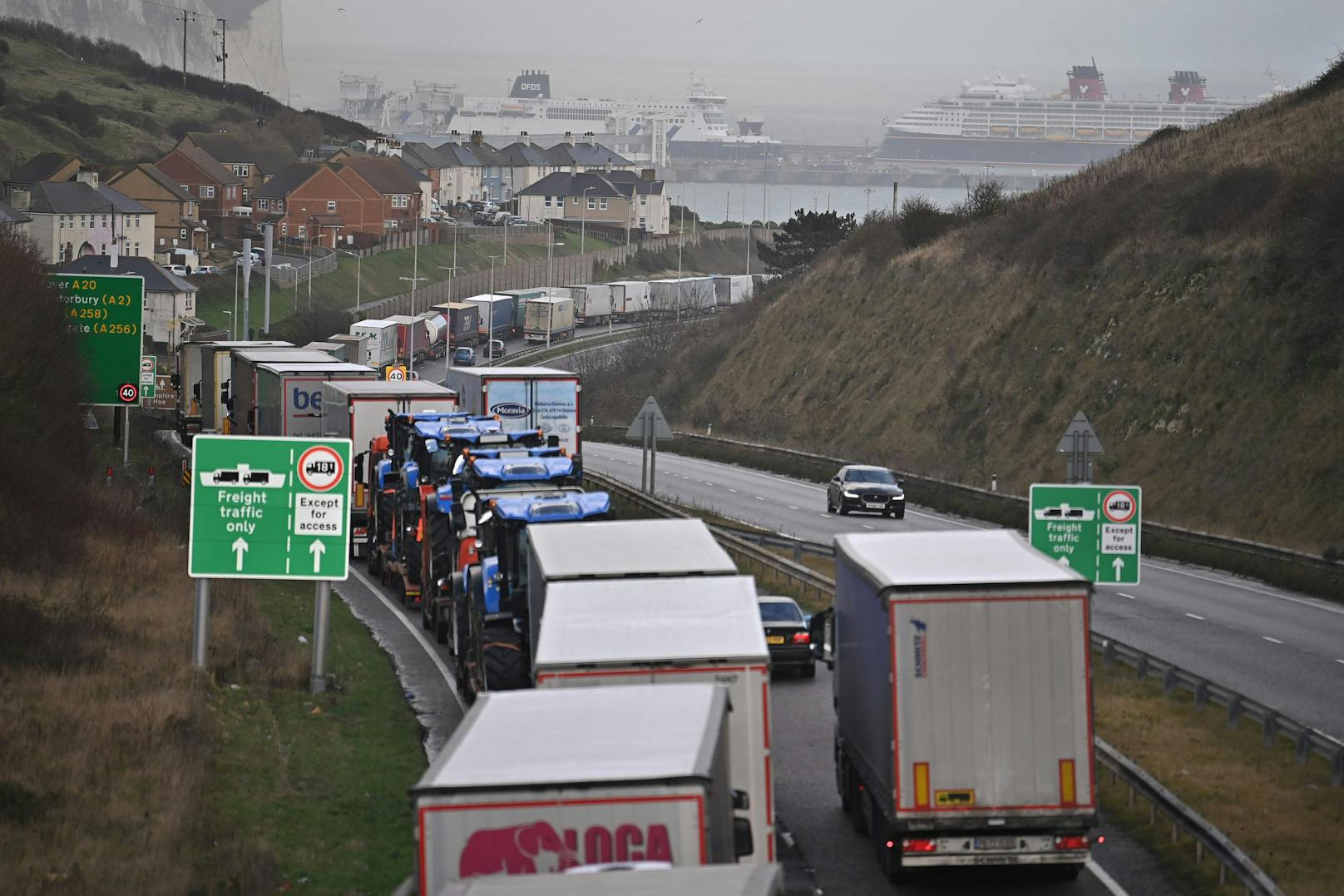 Riesige Lkw-Kolonnen quälen sich zum Hafen von Dover in südostenglischen Grafschaft Kent