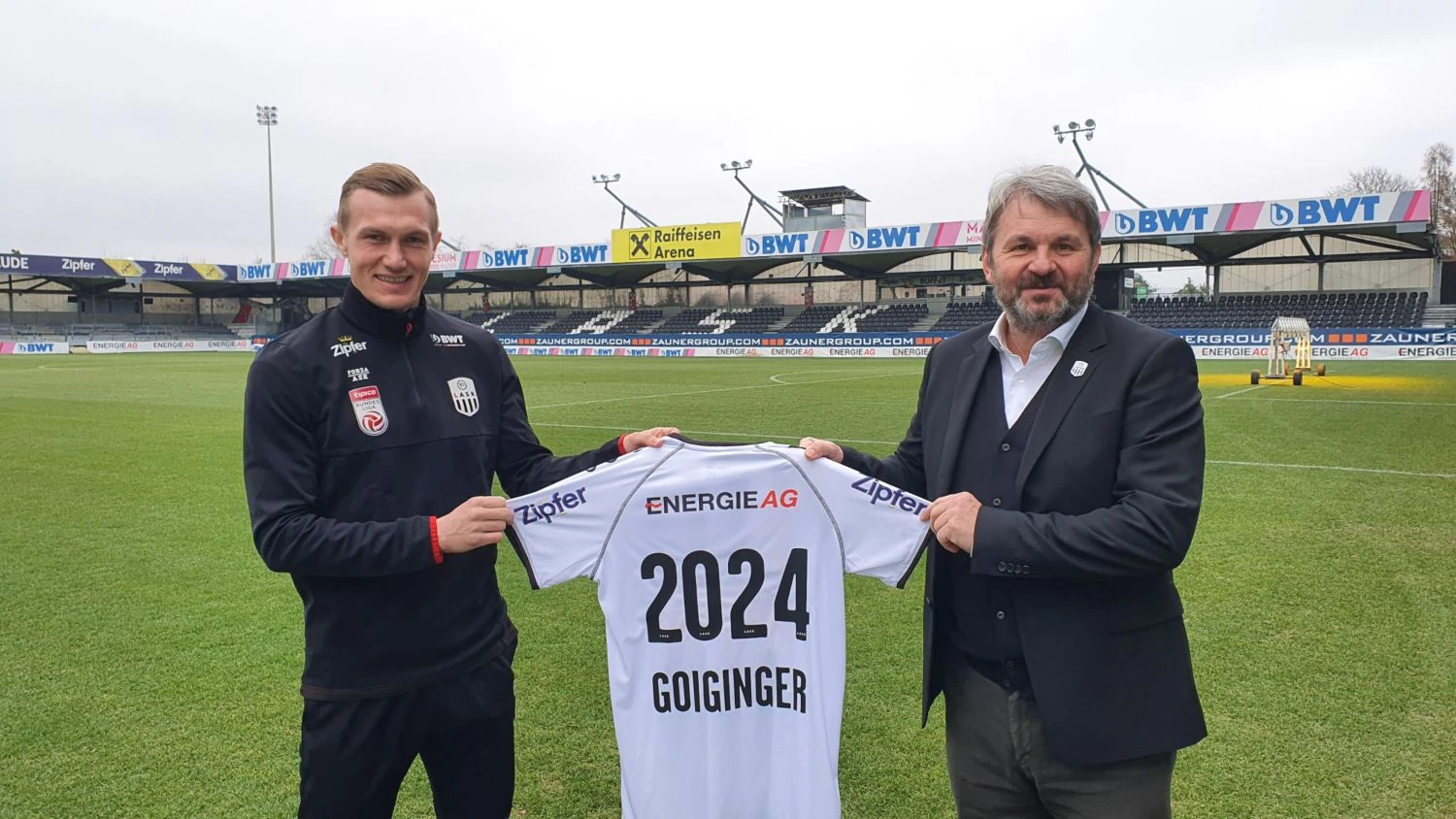 Thomas Goiginger verlängerte seinen Vertrag bis 2024. Auch  Vizepräsident Jürgen Werner (re.) freut es.