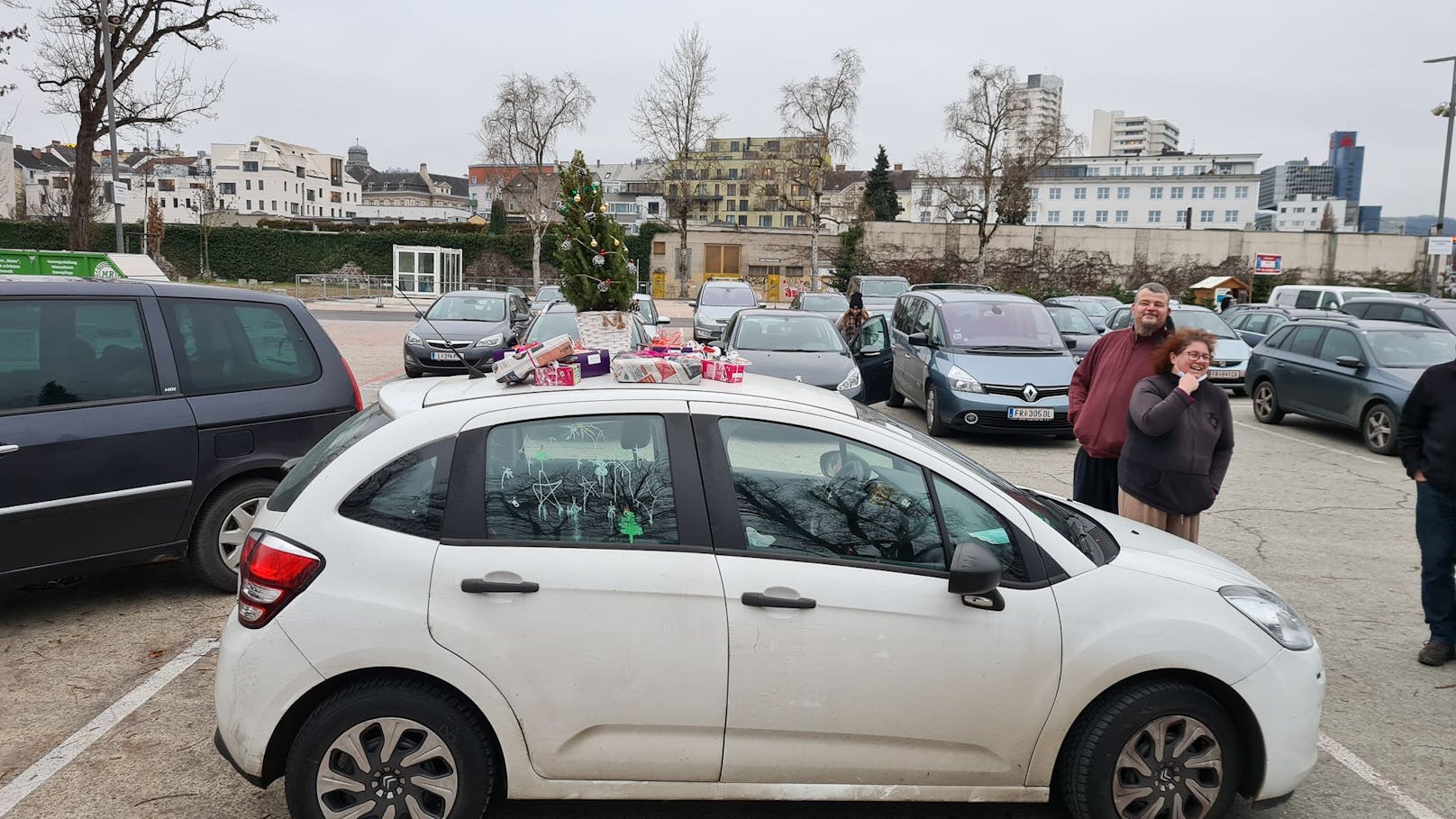 Die Weihnachtsgeschenke und der Christbaum standen am Auto.