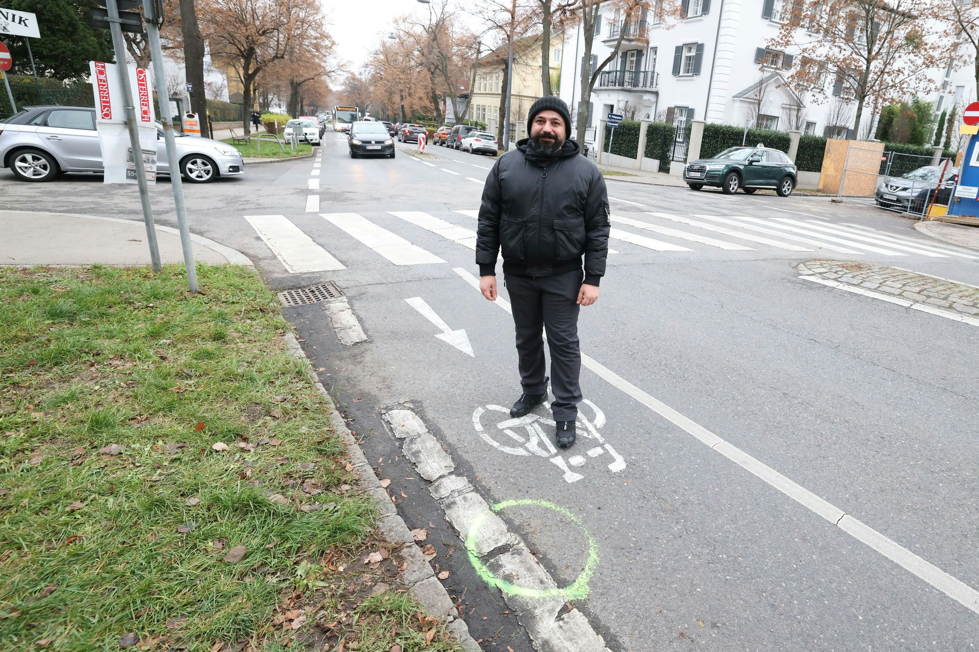 Lebensretter Mohsan J. (36) am Unfallort. Hier, am Schutzweg bei der Kreuzung Hasenauerstraße und Cottagegasse, wurde Samstagabend eine Frau von einem Auto angefahren und schwer verletzt. Der Lenker flüchtete.