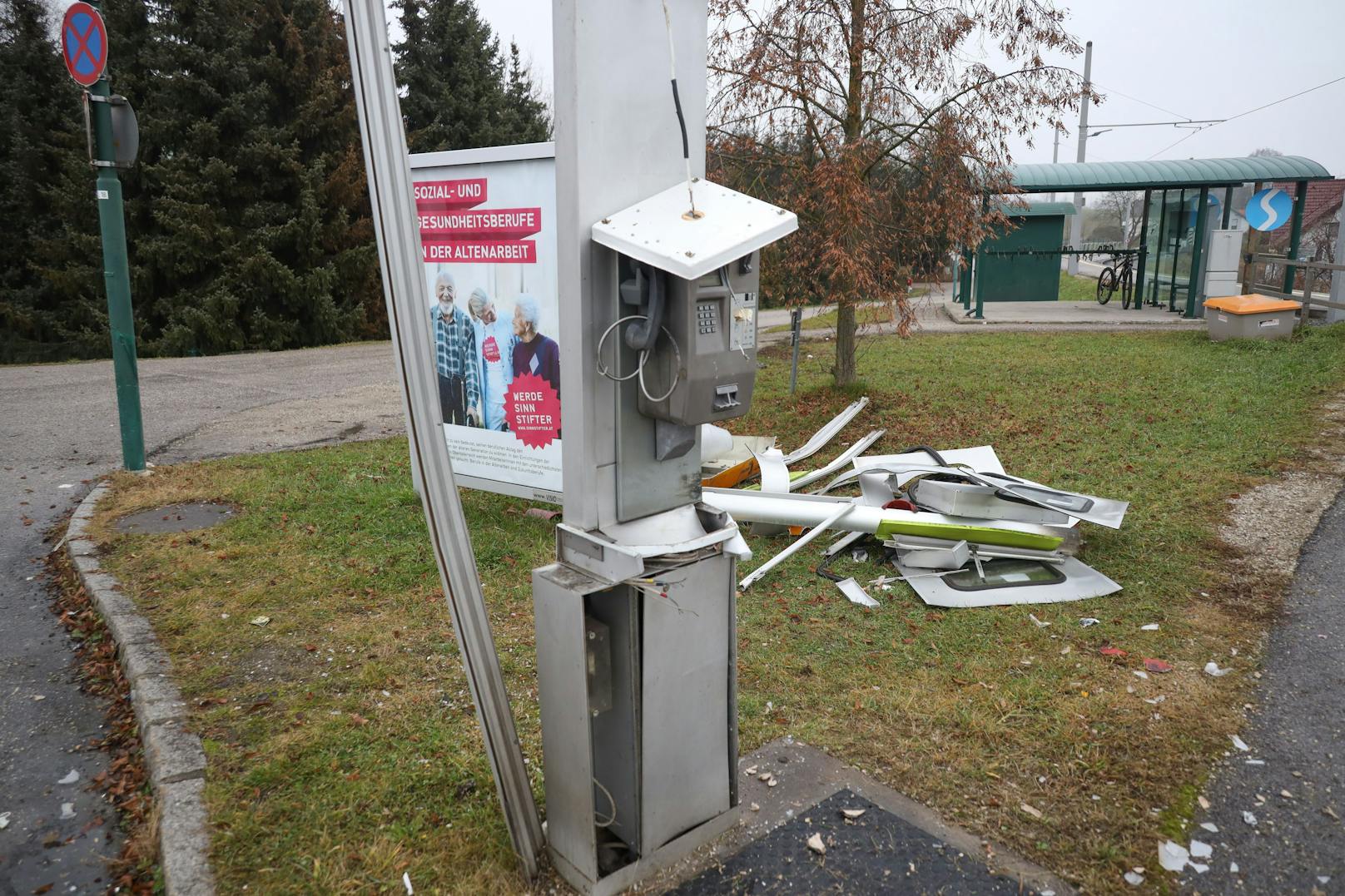 Mit einem Böller wurde die Telefonzelle in Wilhering in die Luft gesprengt.