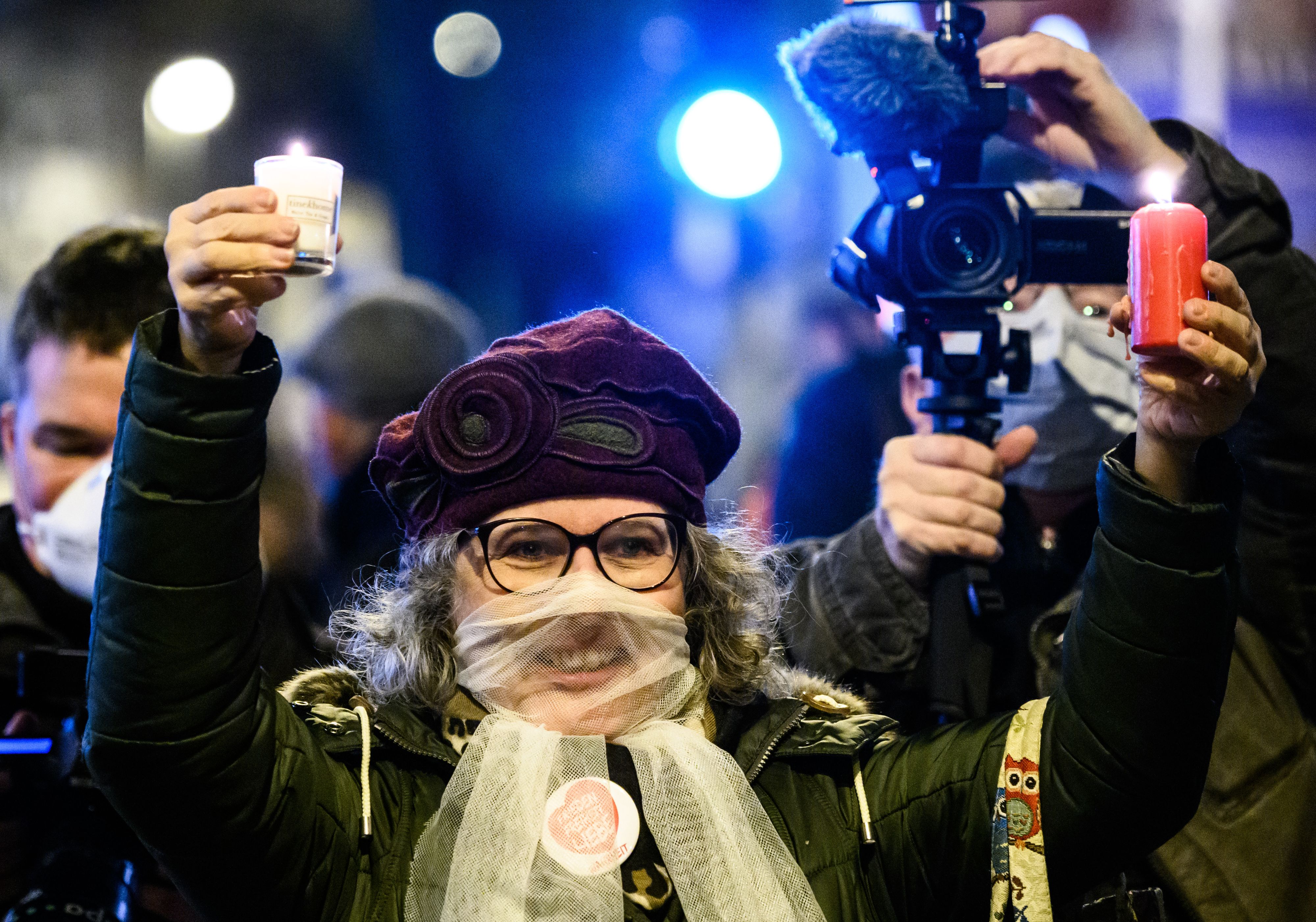 Download von www.picturedesk.com am 21.12.2020 (14:17).  ABD0003_20201120 - FRANKFURT/MAIN - DEUTSCHLAND: 19.11.2020, Hessen, Frankfurt/Main: Eine Teilnehmerin der Querdenker-Demo hält zwei Kerzen hoch. Teilnehmer einer Demonstration gegen die Corona-Beschränkungen hatten sich in der Innenstadt versammelt. Angemeldet war die Kundgebung unter dem Titel "Coronainfo-Tour". Foto: Andreas Arnold/dpa +++ dpa-Bildfunk +++. - FOTO: APA/dpa/Andreas Arnold - 20201119_PD8285 - Rechteinfo: Rights Managed (RM)