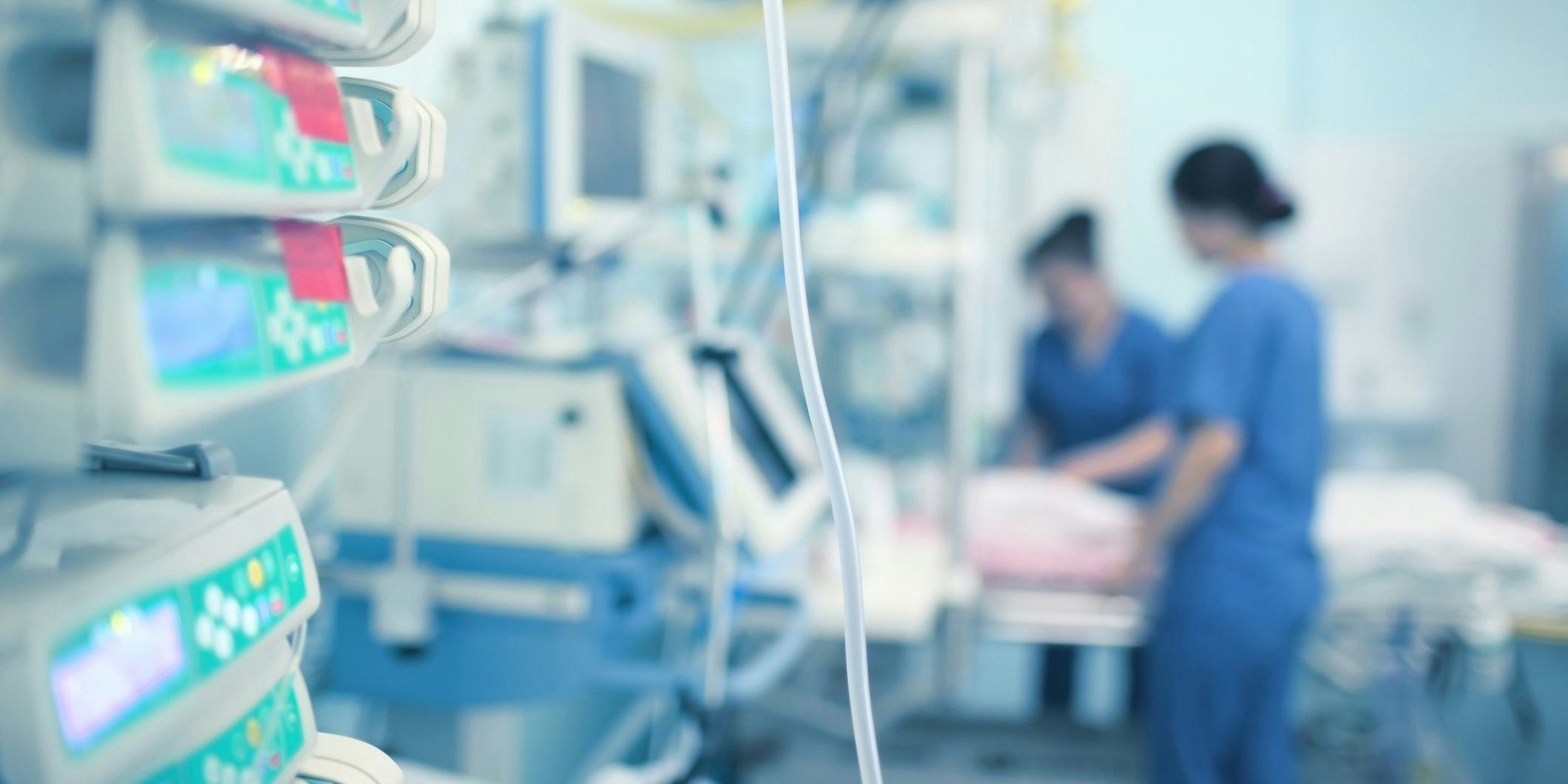 Working nurses in the CCU.Patienten, die am Coronavirus erkranken, müssen weit häufiger auf der Intensivstation versorgt werden als Grippe-Patienten. 