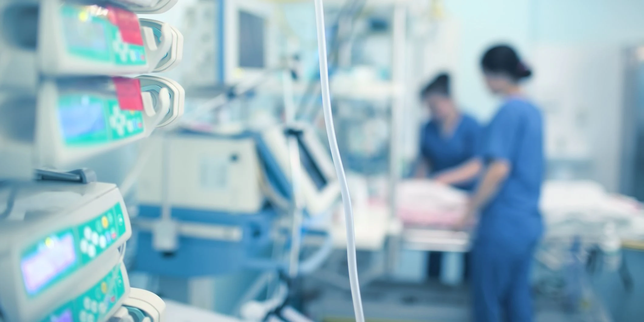 Working nurses in the CCU.Patienten, die am Coronavirus erkranken, müssen weit häufiger auf der Intensivstation versorgt werden als Grippe-Patienten. 