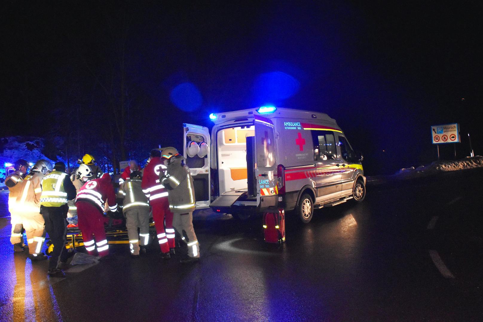 Spektakulärer Crash am Sonntagabend in Tirol: Ein Lenker verlor die Kontrolle über seinen BMW, kam von der Straße ab und durchbrach mehrere Bäume und Verkehrsschilder. Beide Insassen wurden schwer verletzt. 