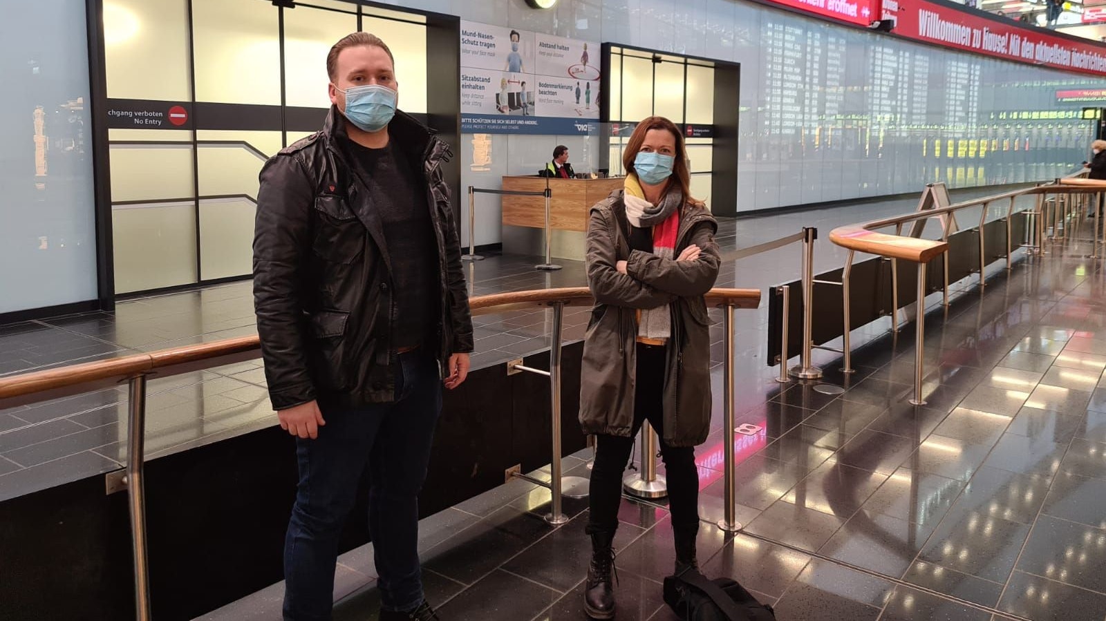 Das "Heute"-Team berichtete vor Ort in Wien-Schwechat von der Ankunft der letzten UK-Passagiere.