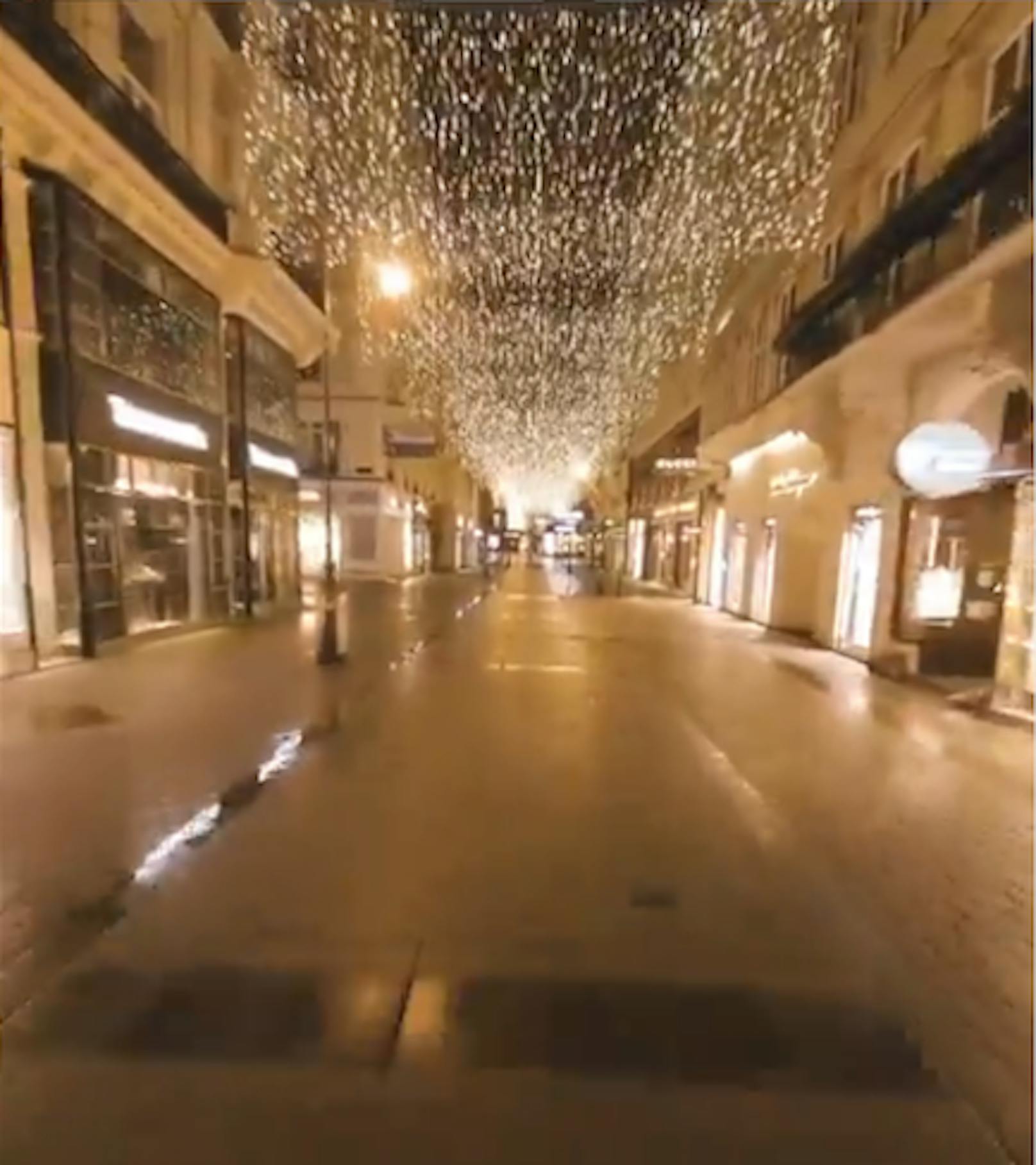 Festlich, aber leer: In einem Video fing Drohnenpilot Jan Widowitz die festlich geschmückte City in den Nachtstunden ein.