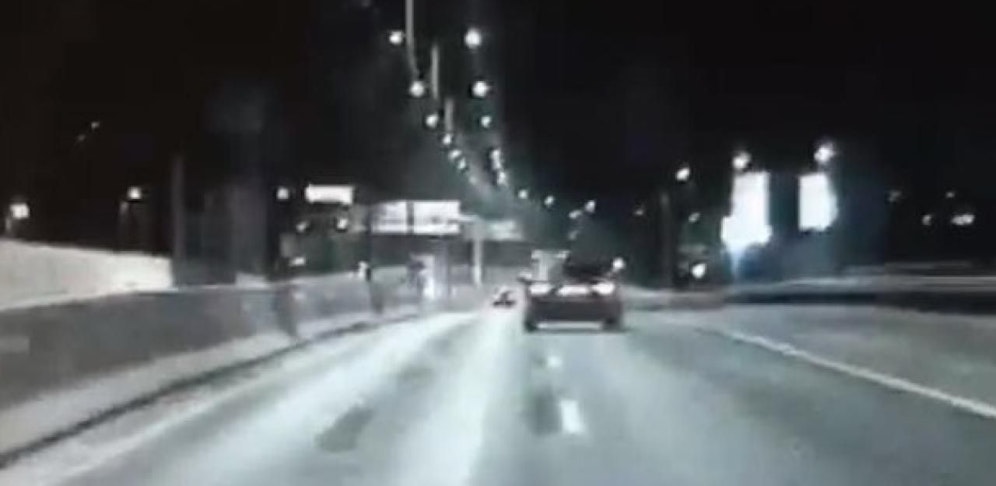 Der Autofahrer war viel zu schnell unterwegs.