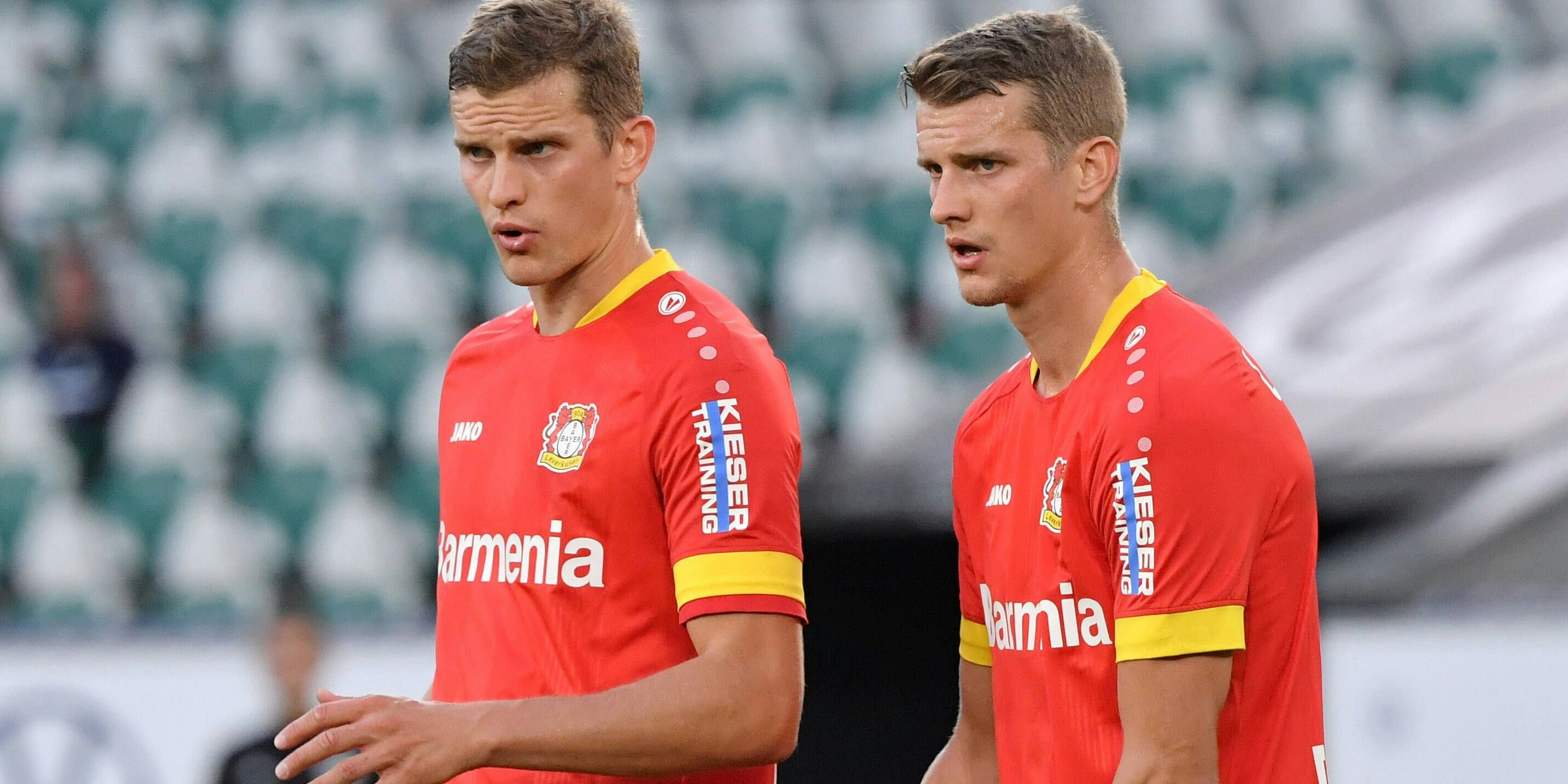 v.li.,Sven Bender Bayer 04 Leverkusen, Lars Bender Bayer 04 Leverkusen 20.09.2020, Fussball GER, Saison 2020 2021, 1. Bundesliga, 1. Spieltag, VfL Wolfsburg - Bayer 04 Leverkusen, , ***DFL regulations prohibit any use of photographs as image sequences and/or quasi-video.*** Foto: TEAM2sportphoto Wolfsburg Niedersachsen Deutschland *** from left to right ,Sven Bender Bayer 04 Leverkusen , Lars Bender Bayer 04 Leverkusen 20 09 2020, Football GER, Season 2020 2021, 1 Bundesliga, 1 Matchday, VfL Wolfsburg Bayer 04 Leverkusen, , DFL regulations prohibit any use of photographs as image sequences and or quasi video Photo TEAM2sportphoto Wolfsburg Lower Saxony Germany Team2 