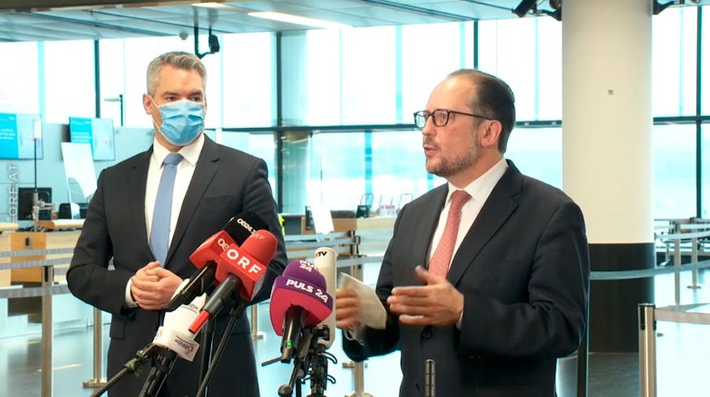Schallenberg und Nehammer bei ihrer Pressekonferenz am Flughafen Wien-Schwechat