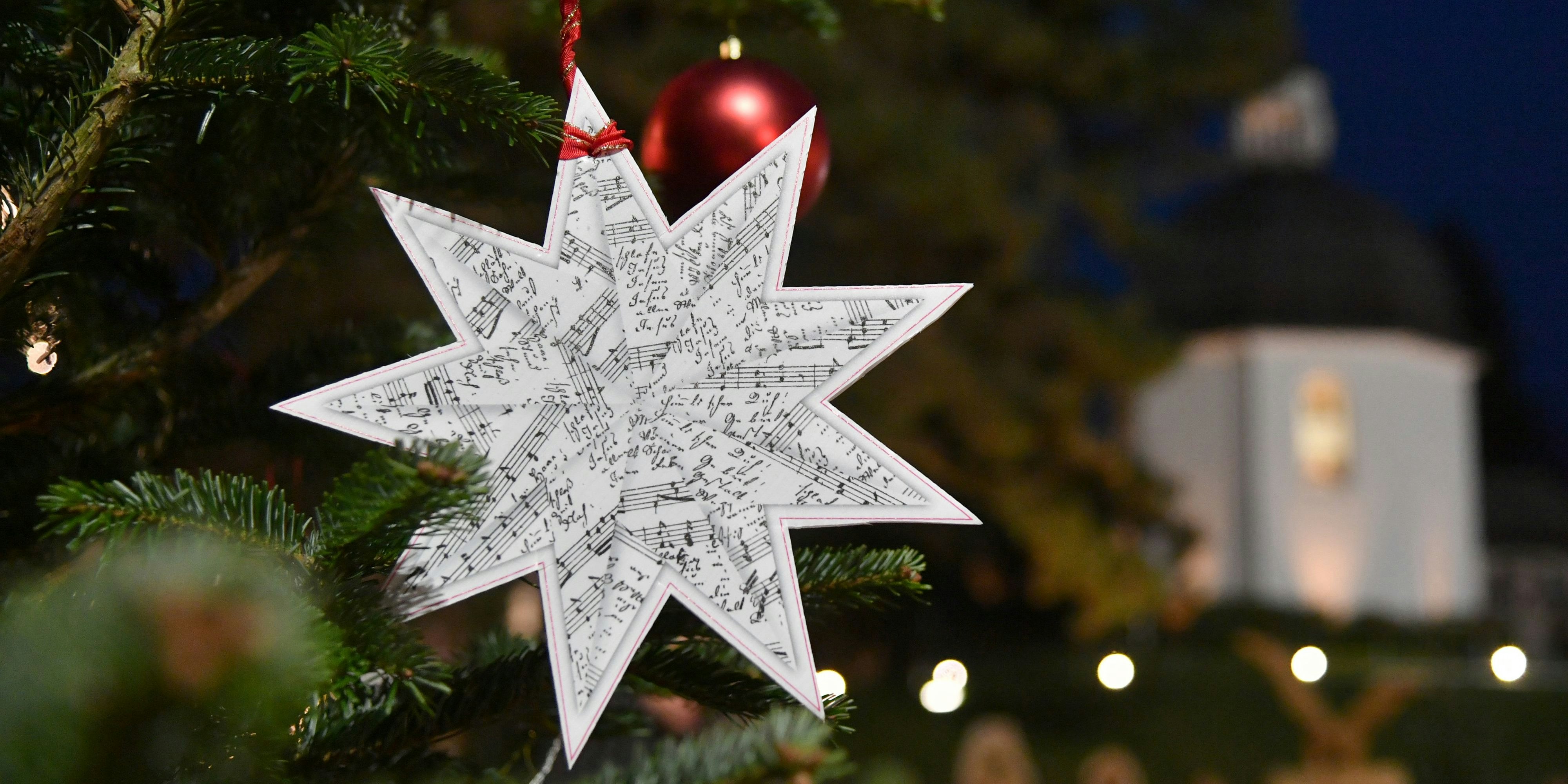  Ein Weihnachtsstern mit den Noten vor der Stille Nacht-Kapelle in Oberndorf