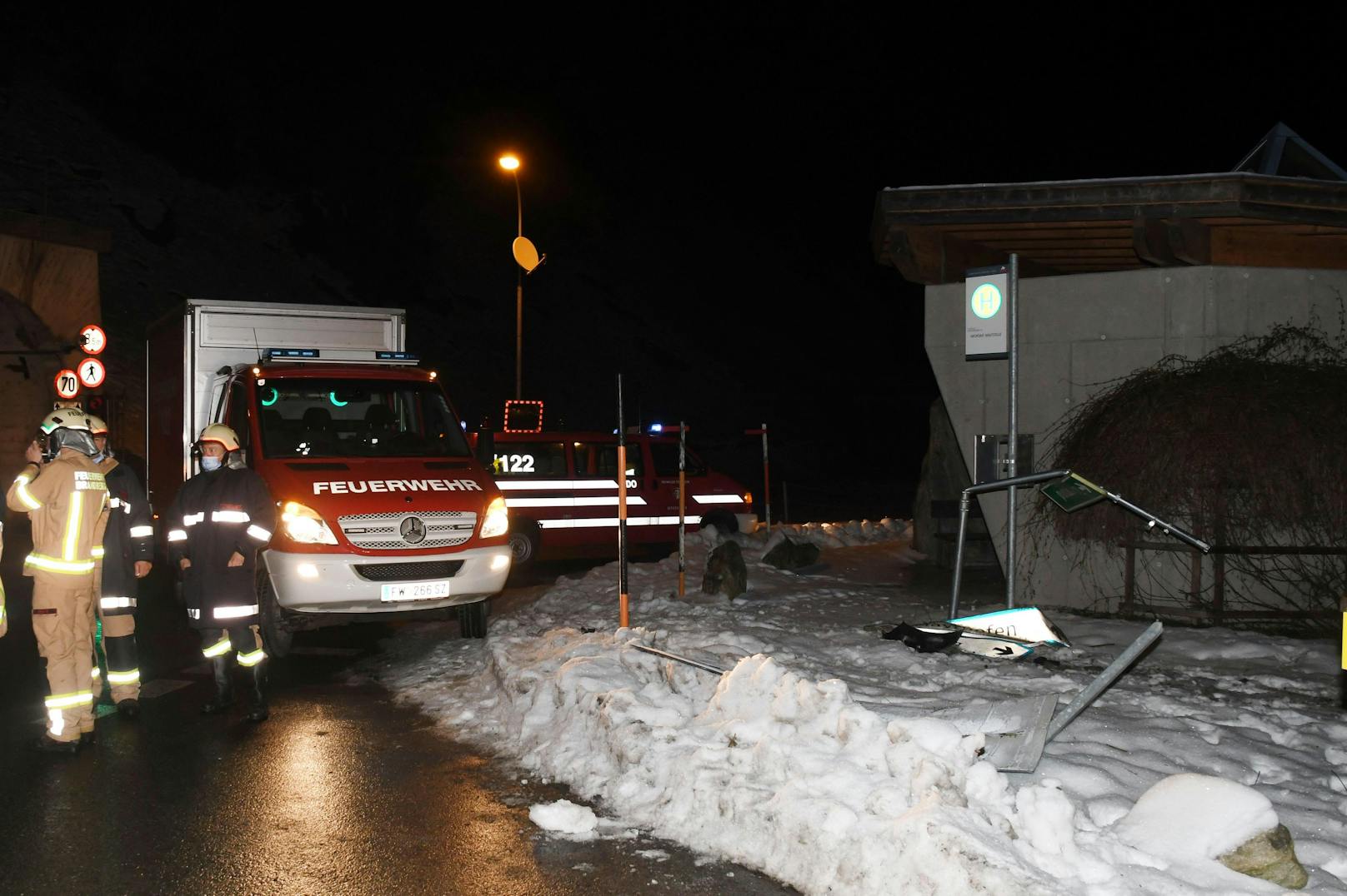 Spektakulärer Crash am Sonntagabend in Tirol: Ein Lenker verlor die Kontrolle über seinen BMW, kam von der Straße ab und durchbrach mehrere Bäume und Verkehrsschilder. Beide Insassen wurden schwer verletzt. 