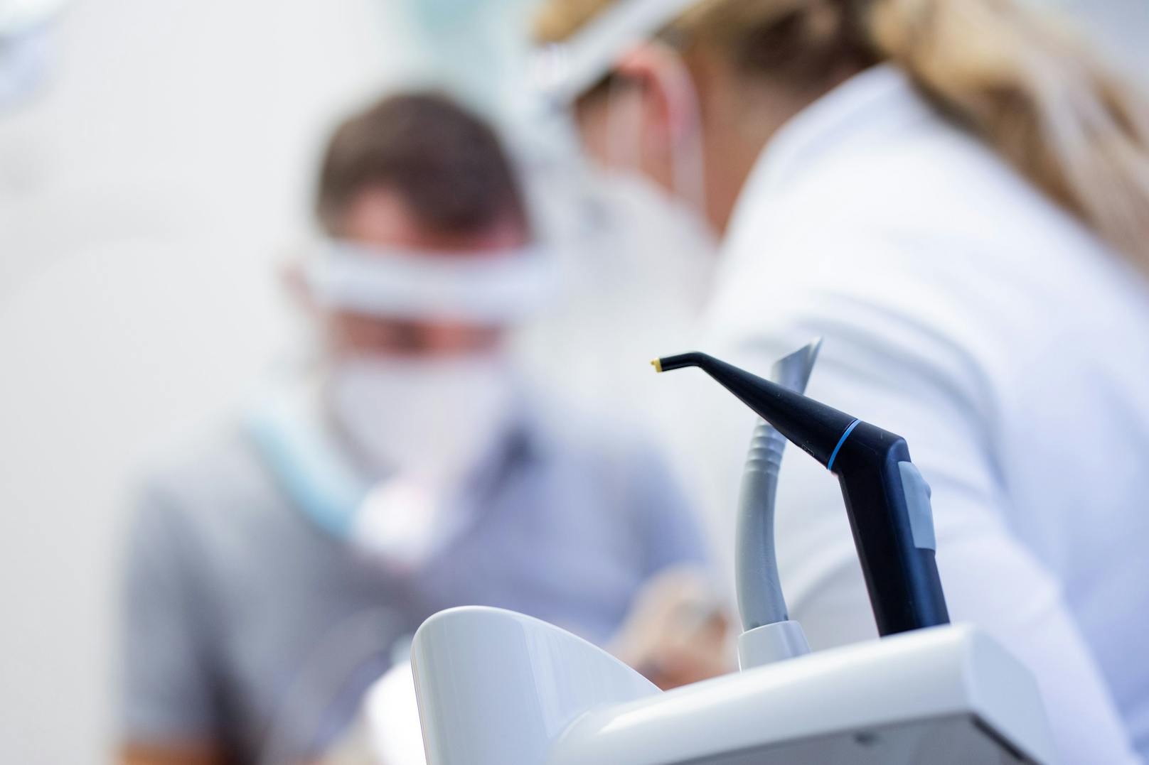 Die Zahnärztekammer setzt sich für einen Corona-Bonus für Zahnärzte ein. Diese seien in der Pandemie durch direkten Kontakt zu Patienten ebenfalls einem erhöhten Infektionsrisiko ausgesetzt gewesen. Symbolfoto.