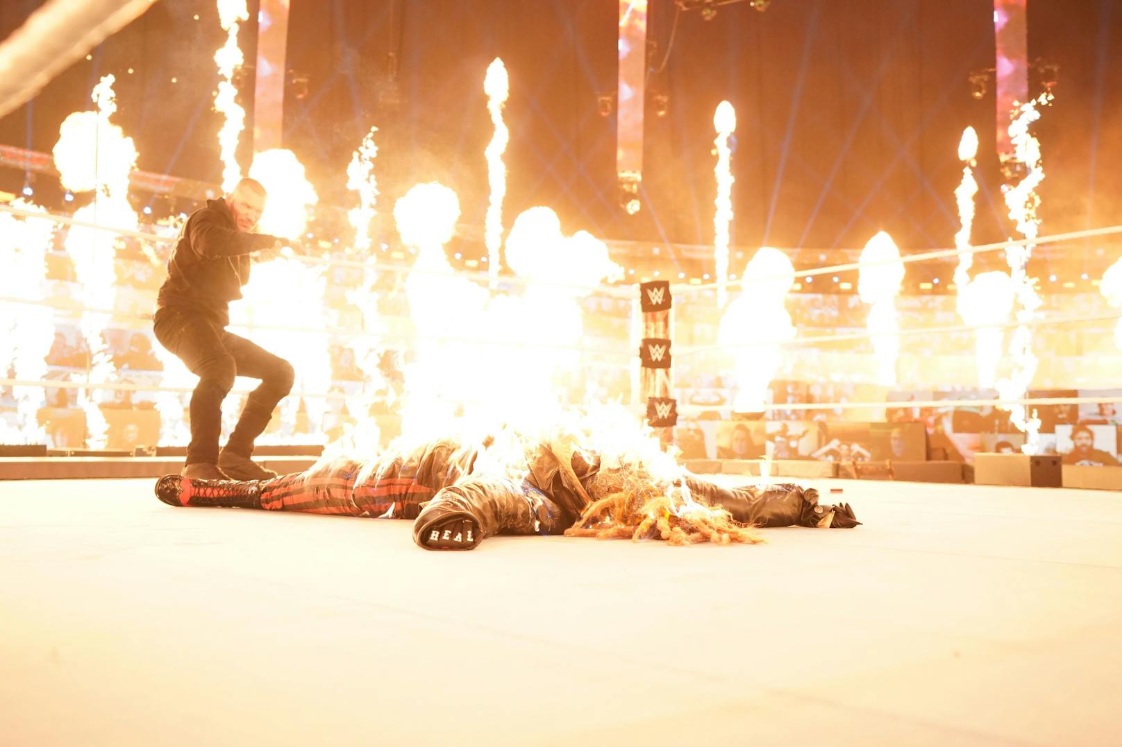Unglaubliche Szenen bei WWE TLC