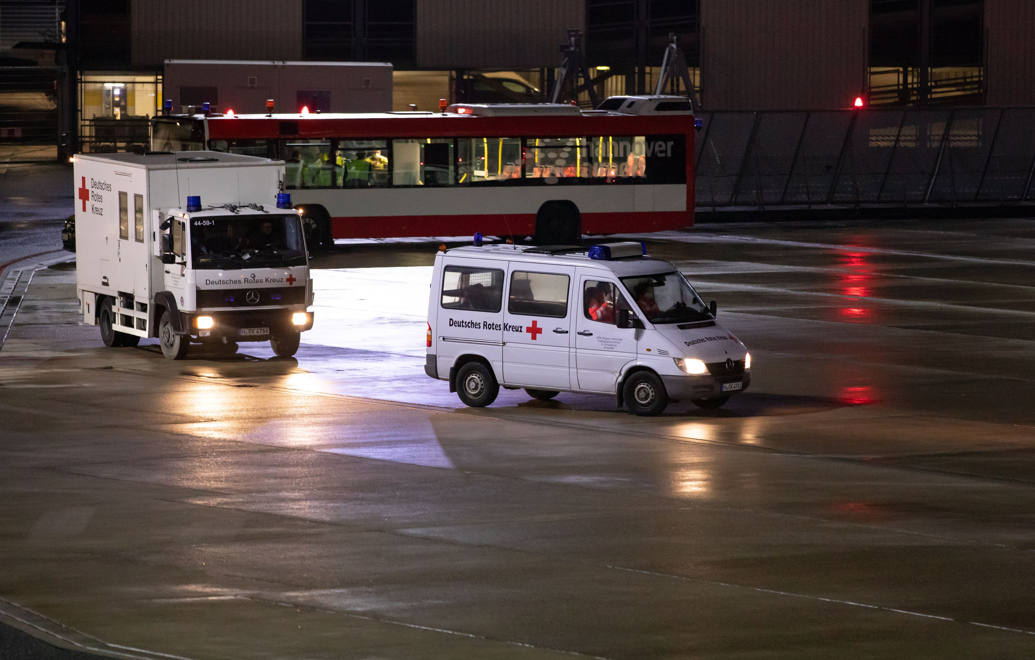 Der betroffene Fluggast und die Begleitpersonen wurden nach BILD-Informationen noch in der Nacht zu Montag in einem Quarantäne-Transport zu ihrem Zielort gebracht. 