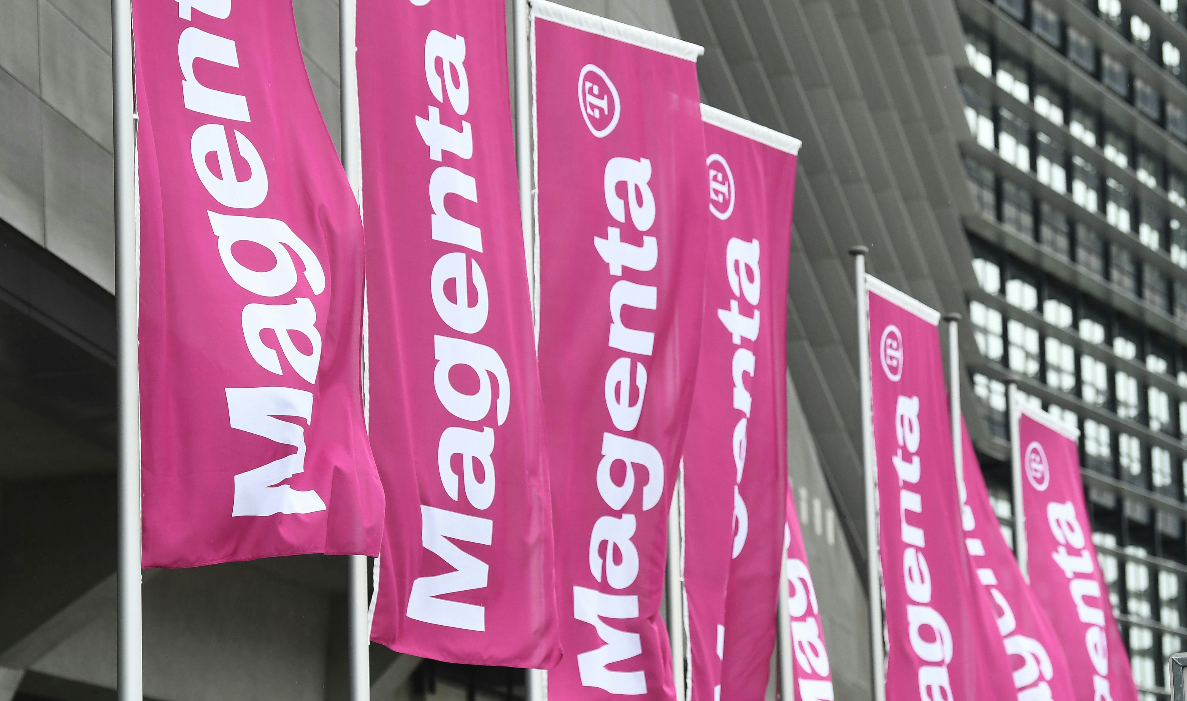 Download von www.picturedesk.com am 21.12.2020 (10:08).  ABD0155_20190515 - WIEN - ÖSTERREICH: ++ THEMENBILD ++ "Magenta"-Fahnen vor dem T-Mobile Austria Hauptgebäude am Mittwoch, 15. Mai 2019, in Wien. Nach der Übernahme von UPC durch den Mobilfunker T-Mobile Austria wurde die Marke "Magenta Telekom" gegründet. - FOTO: APA/ROBERT JAEGER - 20190515_PD4019 - Rechteinfo: Rights Managed (RM)