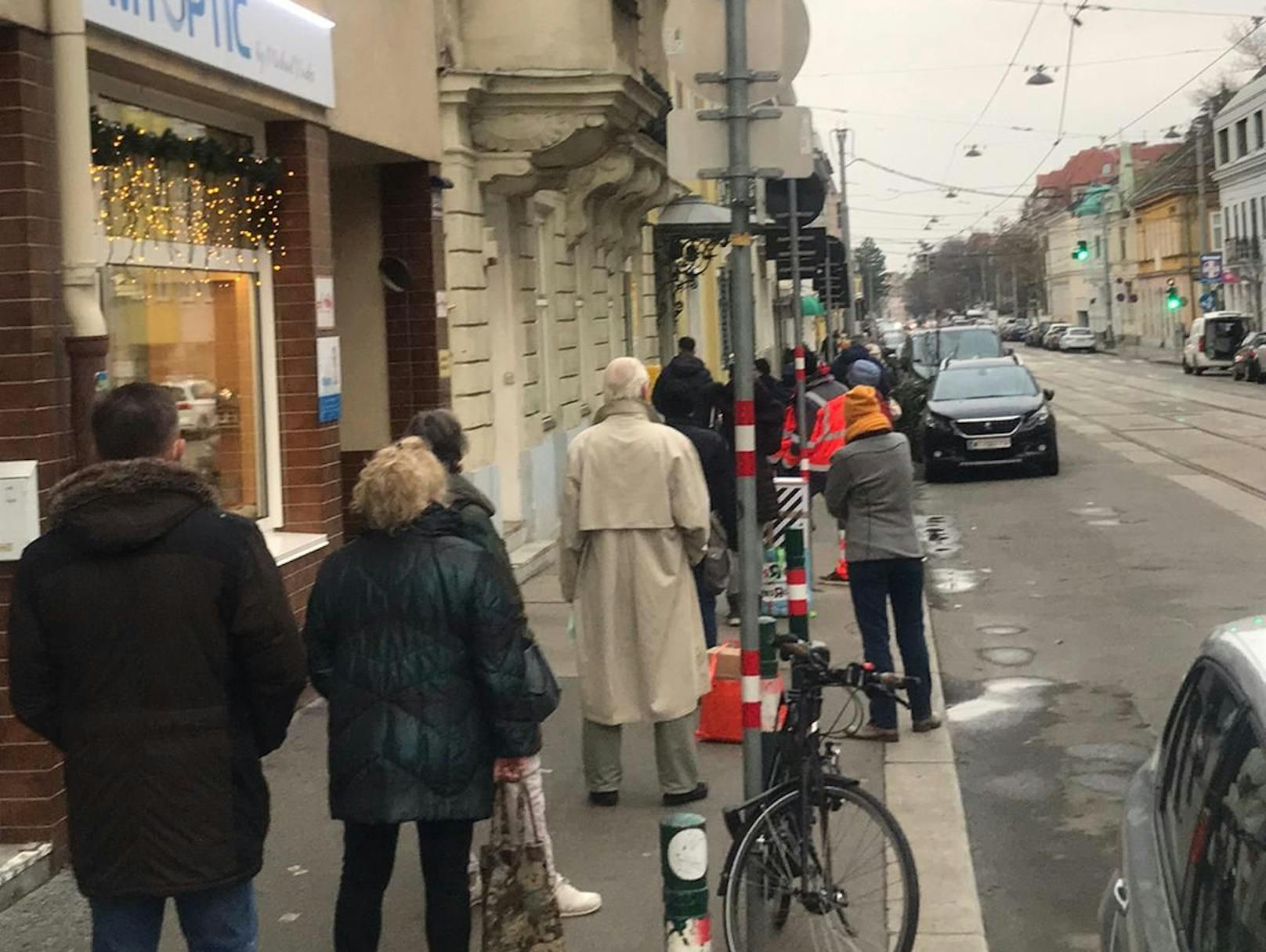 Warteschlange auf der Hietzinger Hauptstraße in Wien