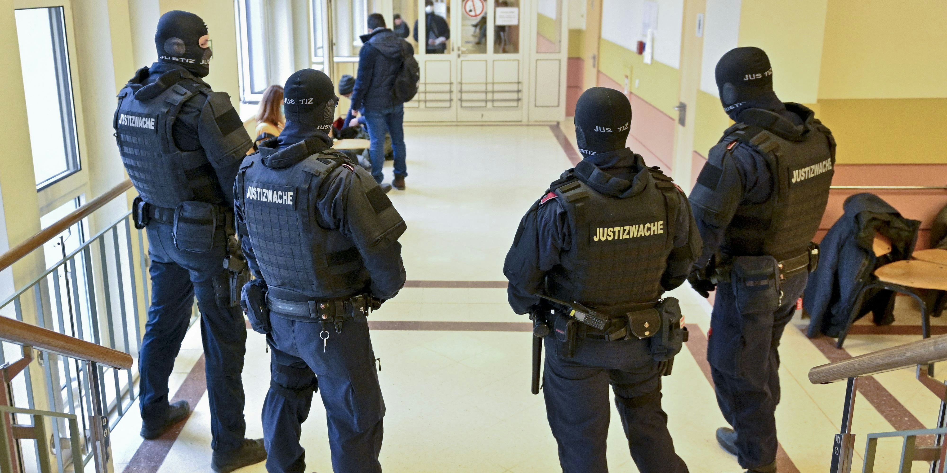 Justitzwachebeamte vor Prozessbeginn