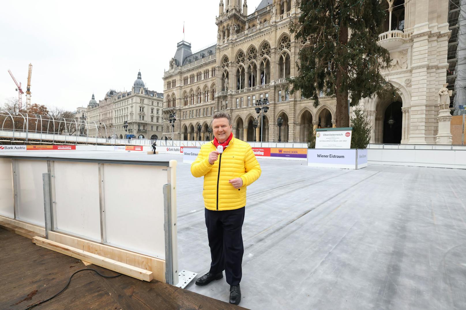 Um trotz Corona sicheres Eislaufen zu ermöglichen, setzt die Stadt heuer auf Distance Marker. Bürgermeister Michael Ludwig (SPÖ) stellte den kleinen elektronischen Helfer vor.