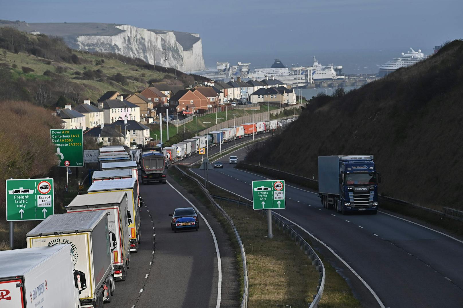 Riesige Lkw-Kolonnen quälen sich zum Hafen von Dover in der südostenglischen Grafschaft Kent.