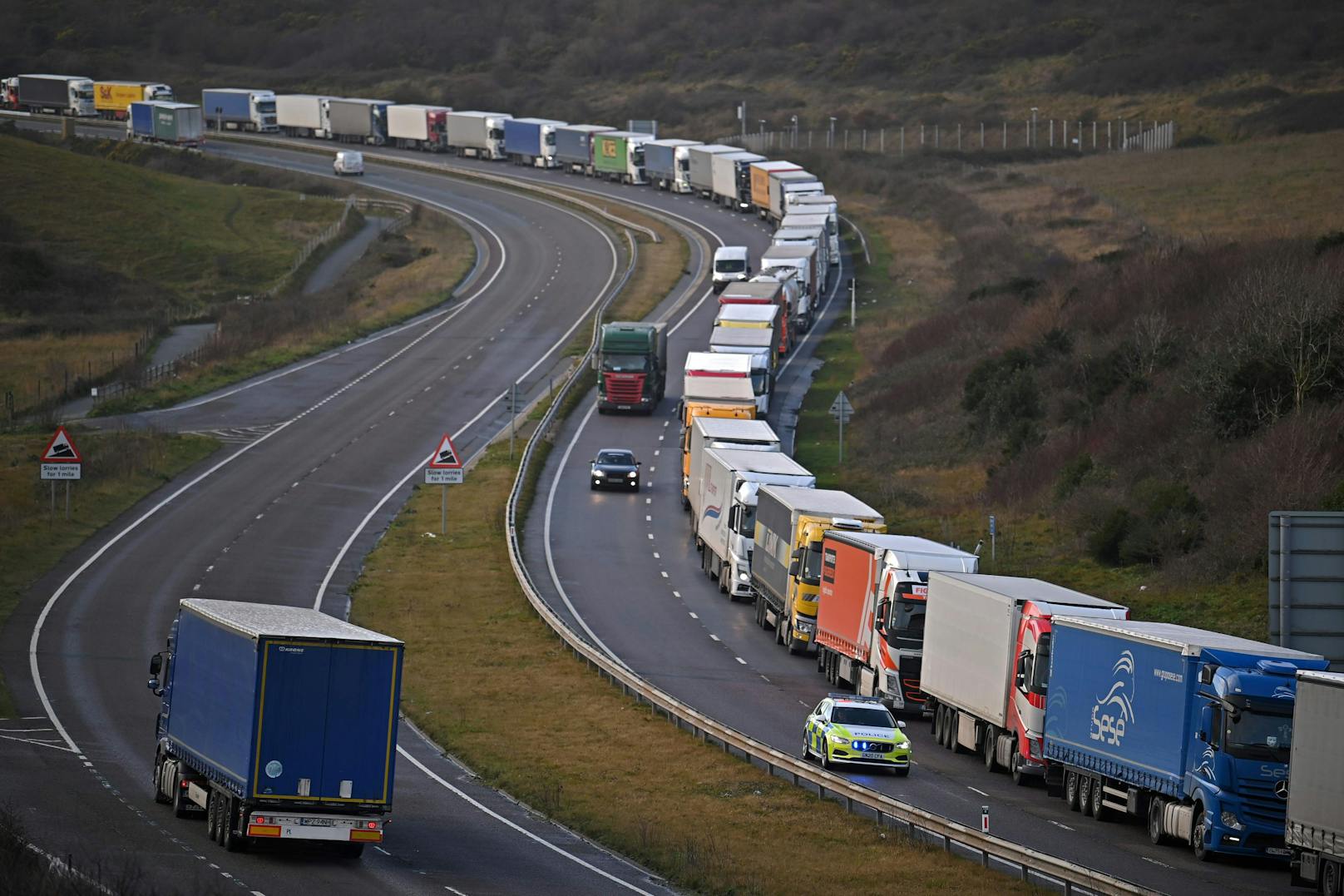 Riesige Lkw-Kolonnen quälen sich zum Hafen von Dover in südostenglischen Grafschaft Kent