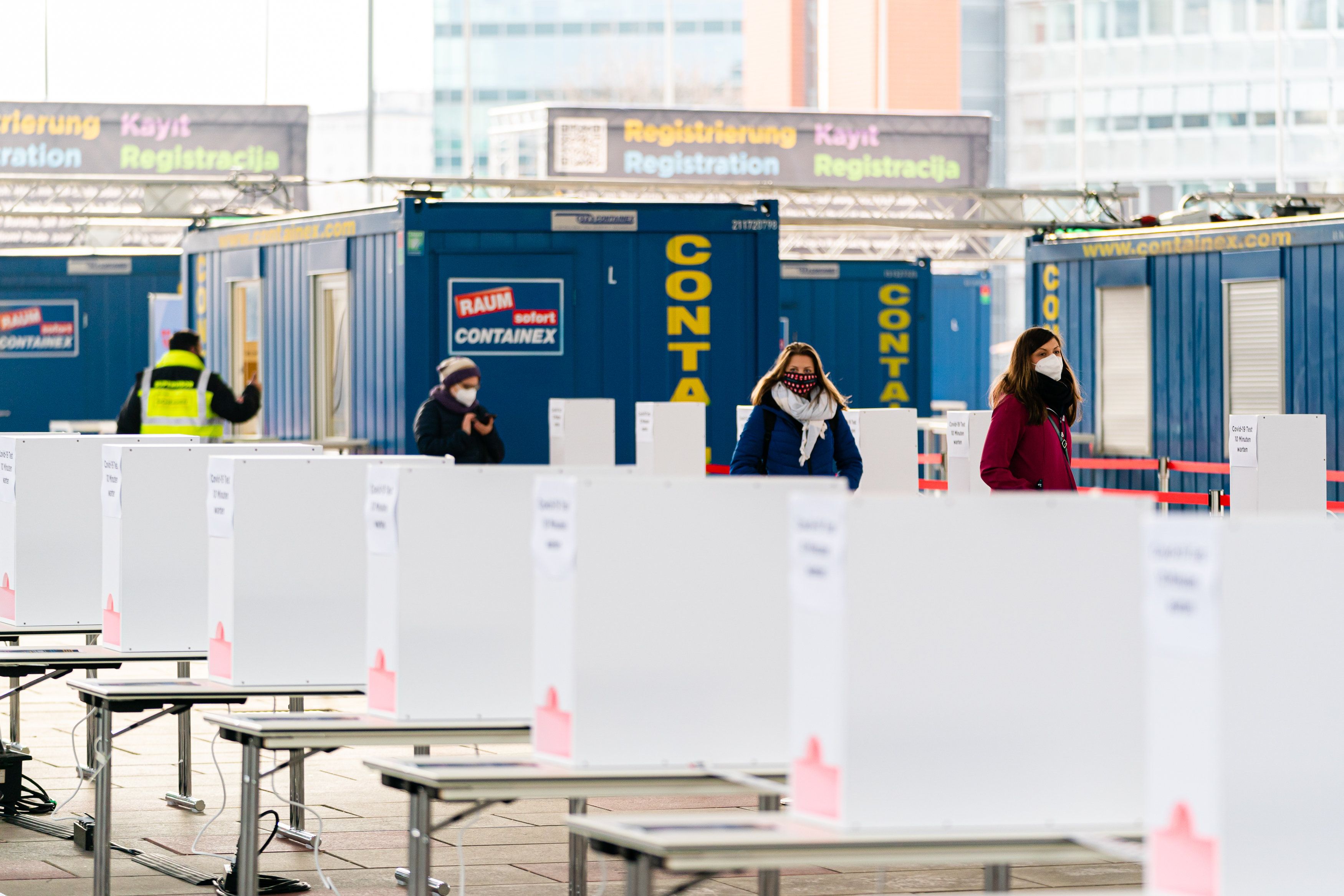 Download von www.picturedesk.com am 21.12.2020 (11:15).  30.11.2020, Austria Center Vienna, Wien, AUT, Corona Medientermin zur Eroeffnung der groessten Teststrasse Oesterreichs durch Buergermeister Ludwig, Stadtrat Hacker, ACV-GF Baumann-Soellner und ASB Wien-GF Loehlein, im Bild Personen warten auf Ergebnis des Covid-19-Antigentests // People waiting for the result of the Covid-19 antigen test during a media event about the opening of Austria's largest test street, by mayor Ludwig, city councilor Hacker, ACV-GF Baumann-Soellner and ASB Vienna-GF Loehlein in Vienna, Austria on 2020/11/30. EXPA Pictures © 2020, PhotoCredit: EXPA/ Florian Schroetter - 20201130_PD1609 - Rechteinfo: Rights Managed (RM)