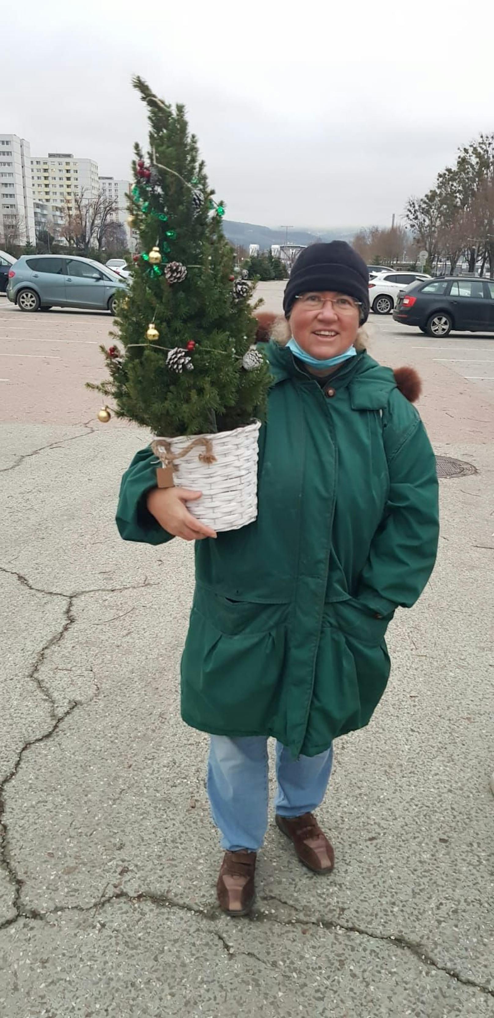 Oma Hannelore mit dem Weihnachtsbaum,