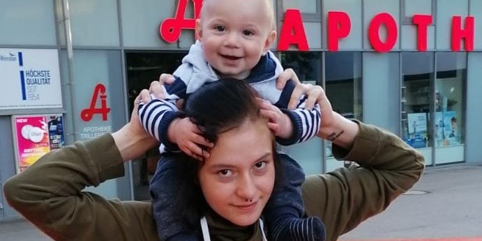 Mama Jennifer mit ihrem Sohn Tobias