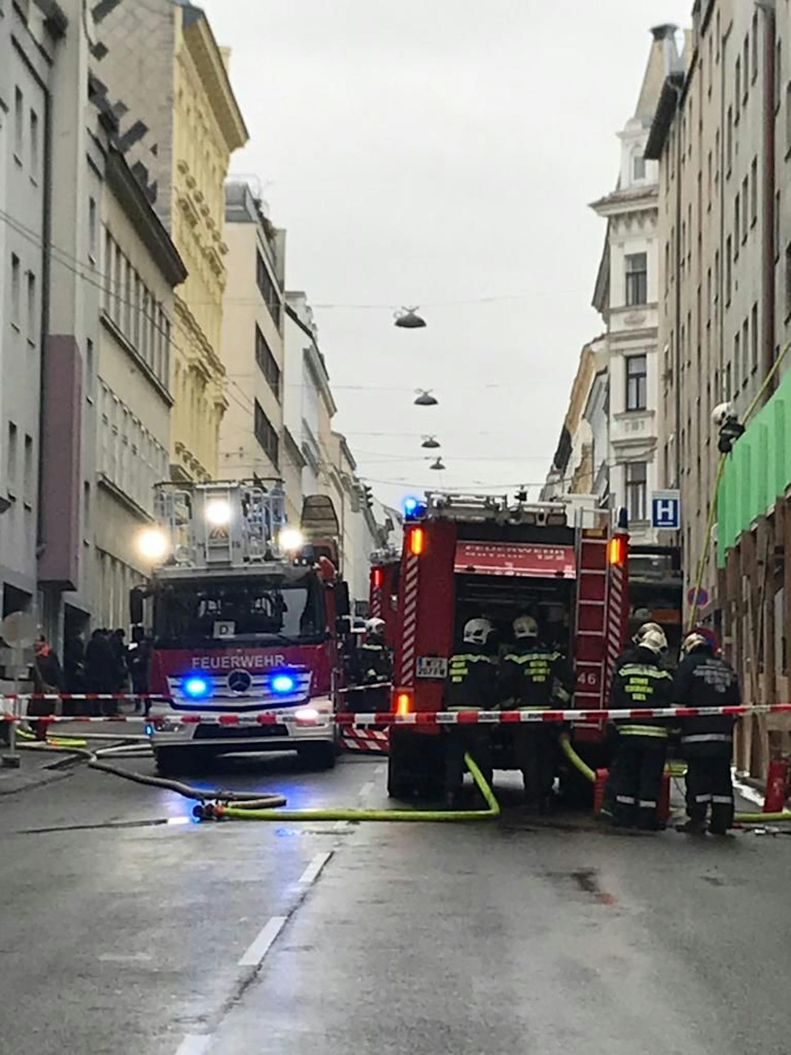 Die Martinstraße in Währing ist wegen eines Feuerwehr-Einsatzes gesperrt.