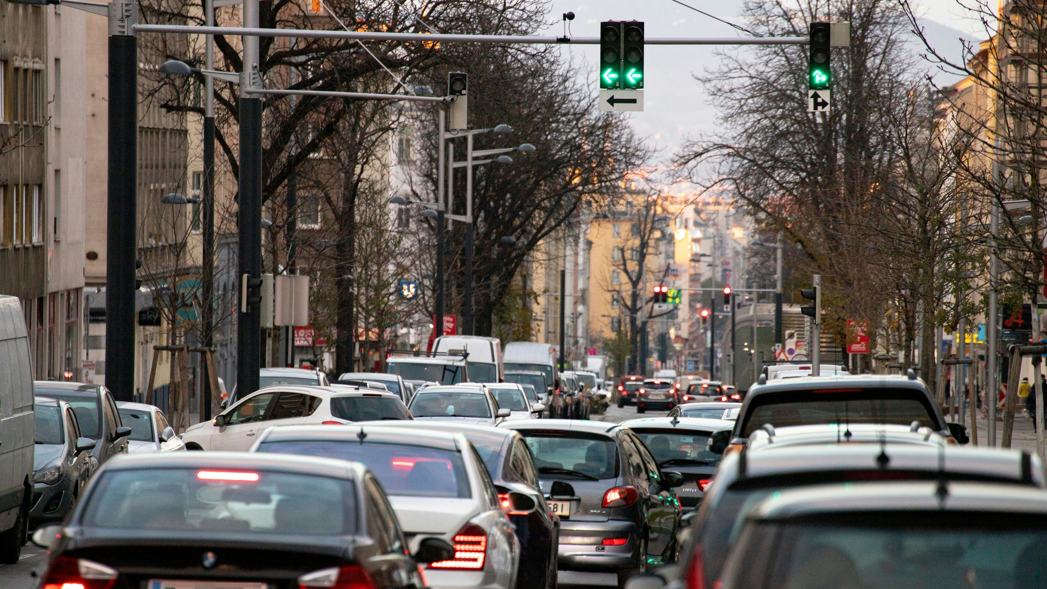 Blick auf die stark befahre Favoritenstraße in Richtung Stadtzentrum. Archivbild