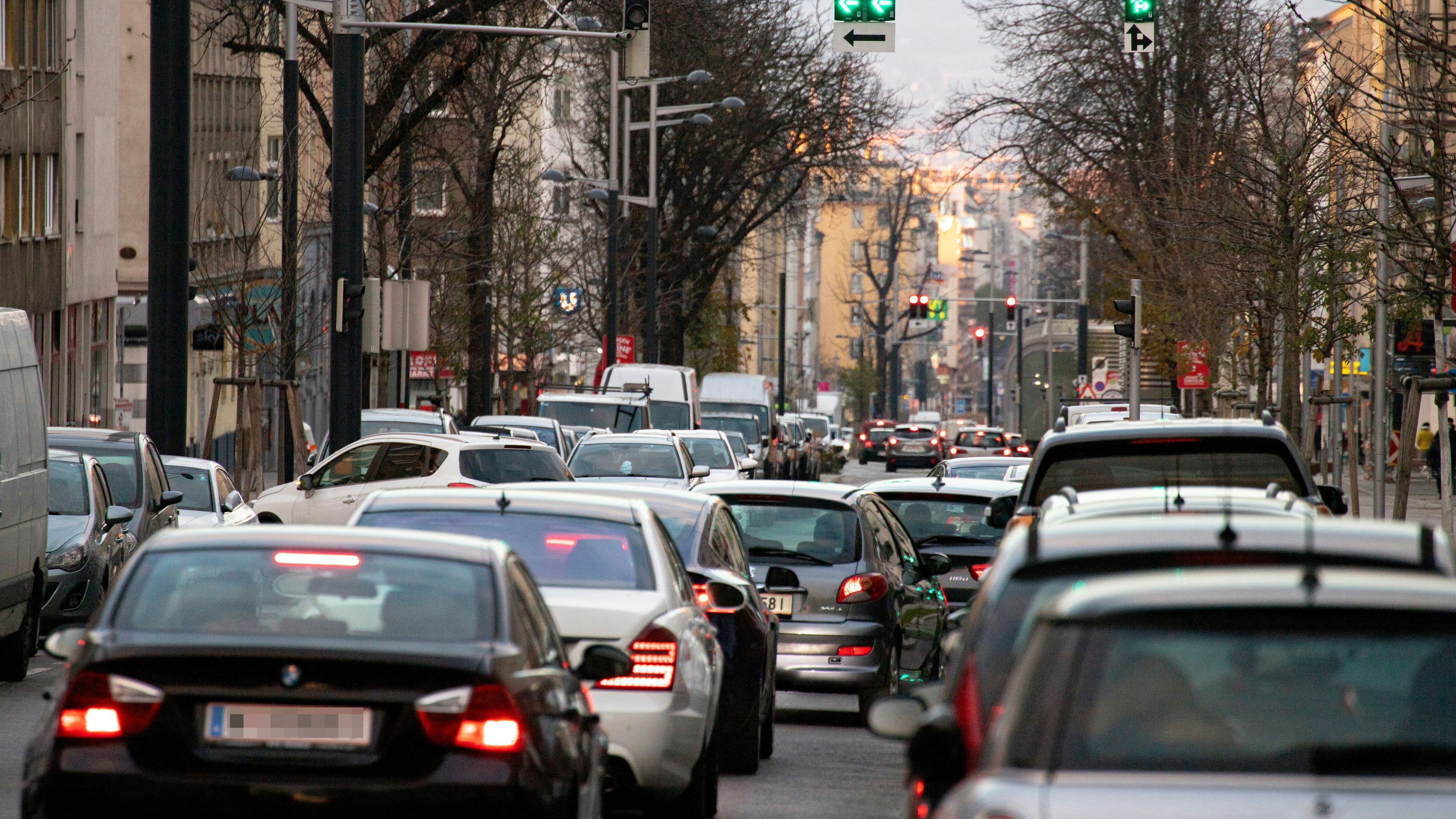Blick auf die stark befahre Favoritenstraße in Richtung Stadtzentrum. Archivbild