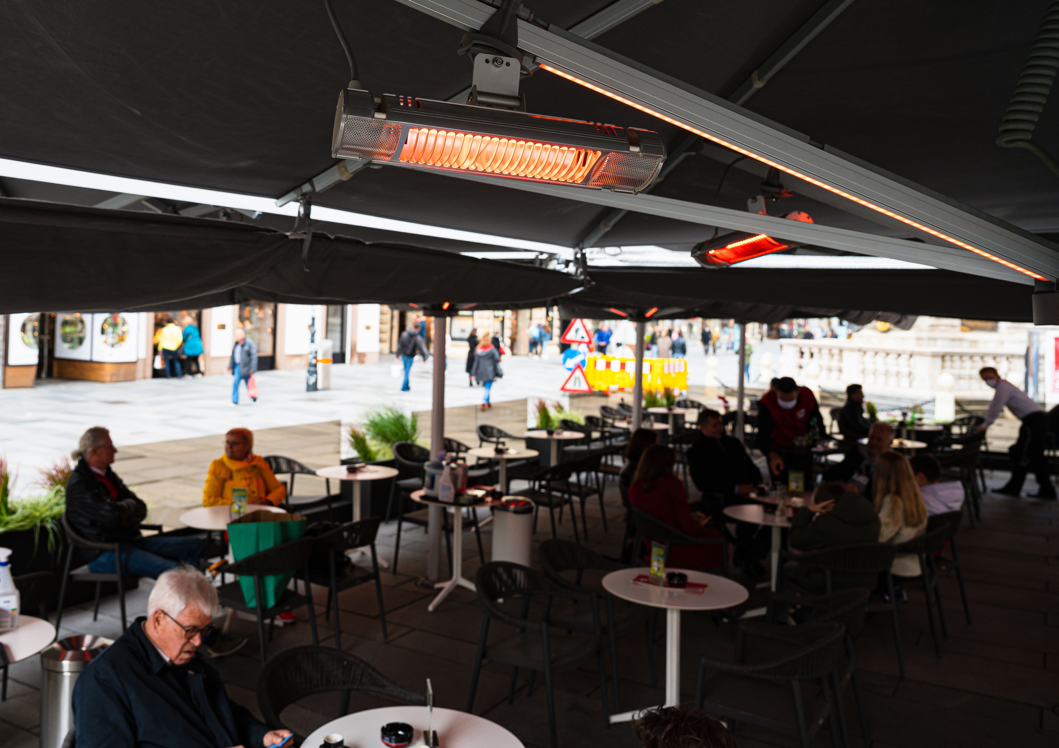 Download von www.picturedesk.com am 22.12.2020 (13:20).  Heizkörper im Schanigarten sollen Gäste zum Konsum animieren. Wien, 26.09.2020 - 20200926_PD13507 - Rechteinfo: Rights Managed (RM) Nur fÃ¼r redaktionelle Nutzung!