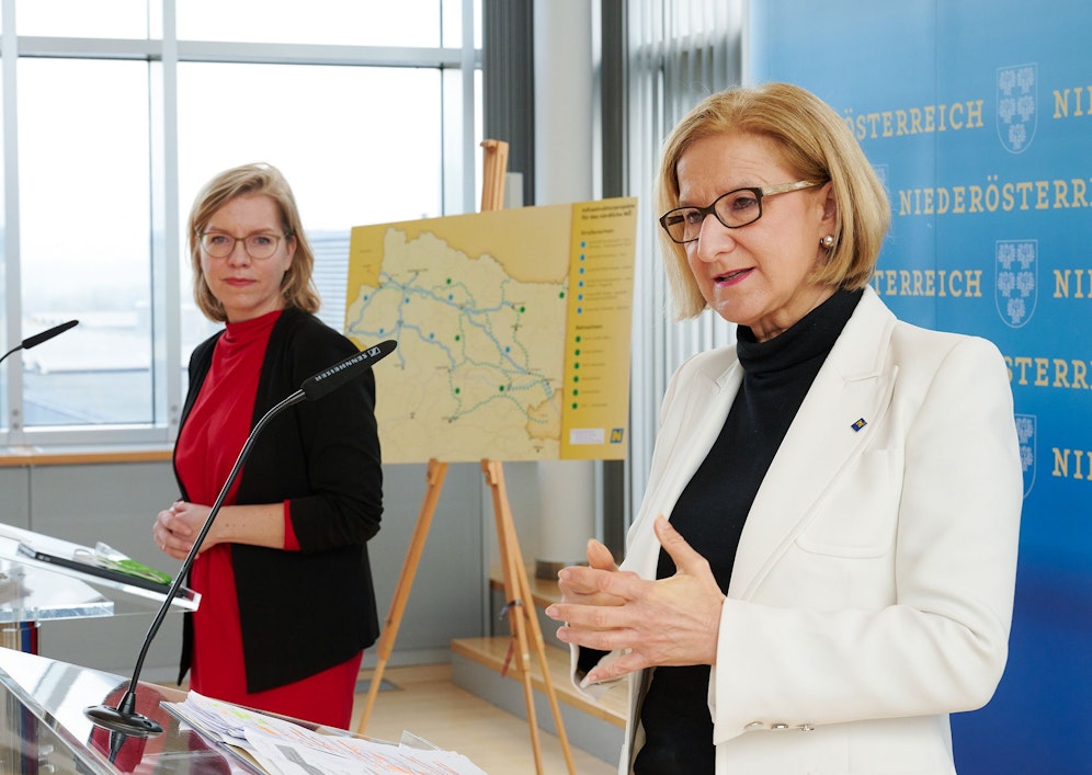 Landeshauptfrau Johanna Mikl-Leitner (r.) und Klimaschutzministerin Leonore Gewessler 
