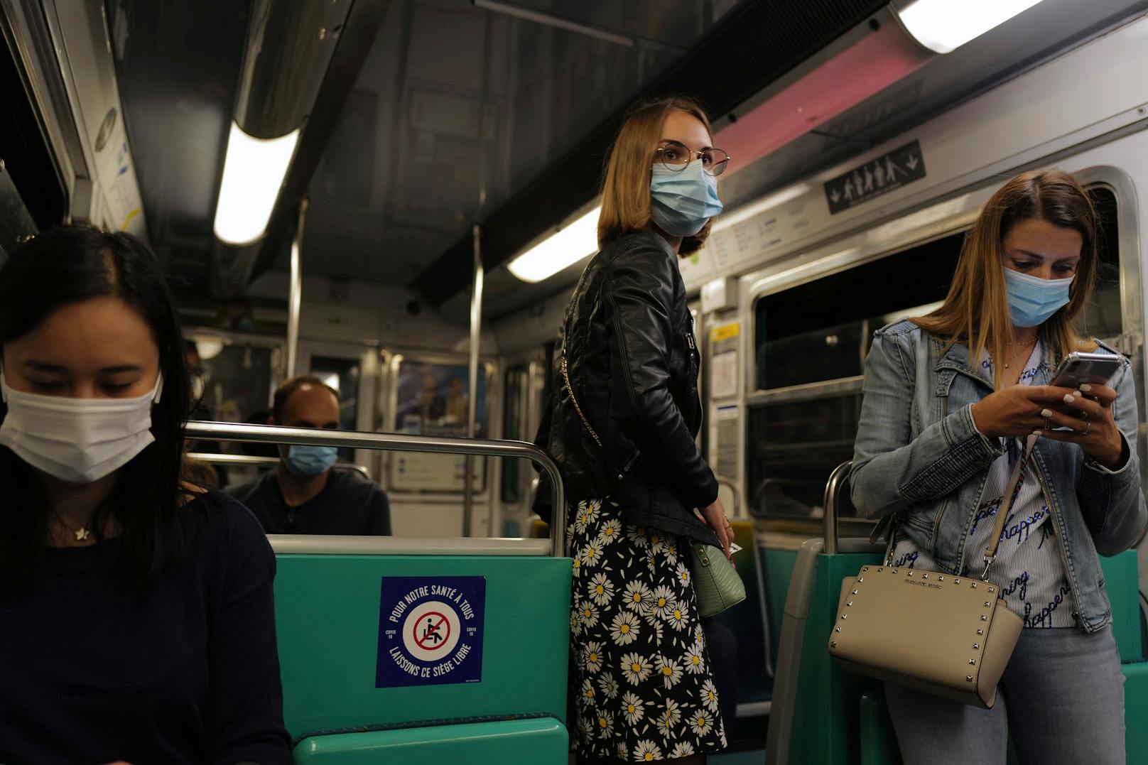 Auch in der Pariser Metro muss man Maske tragen. 