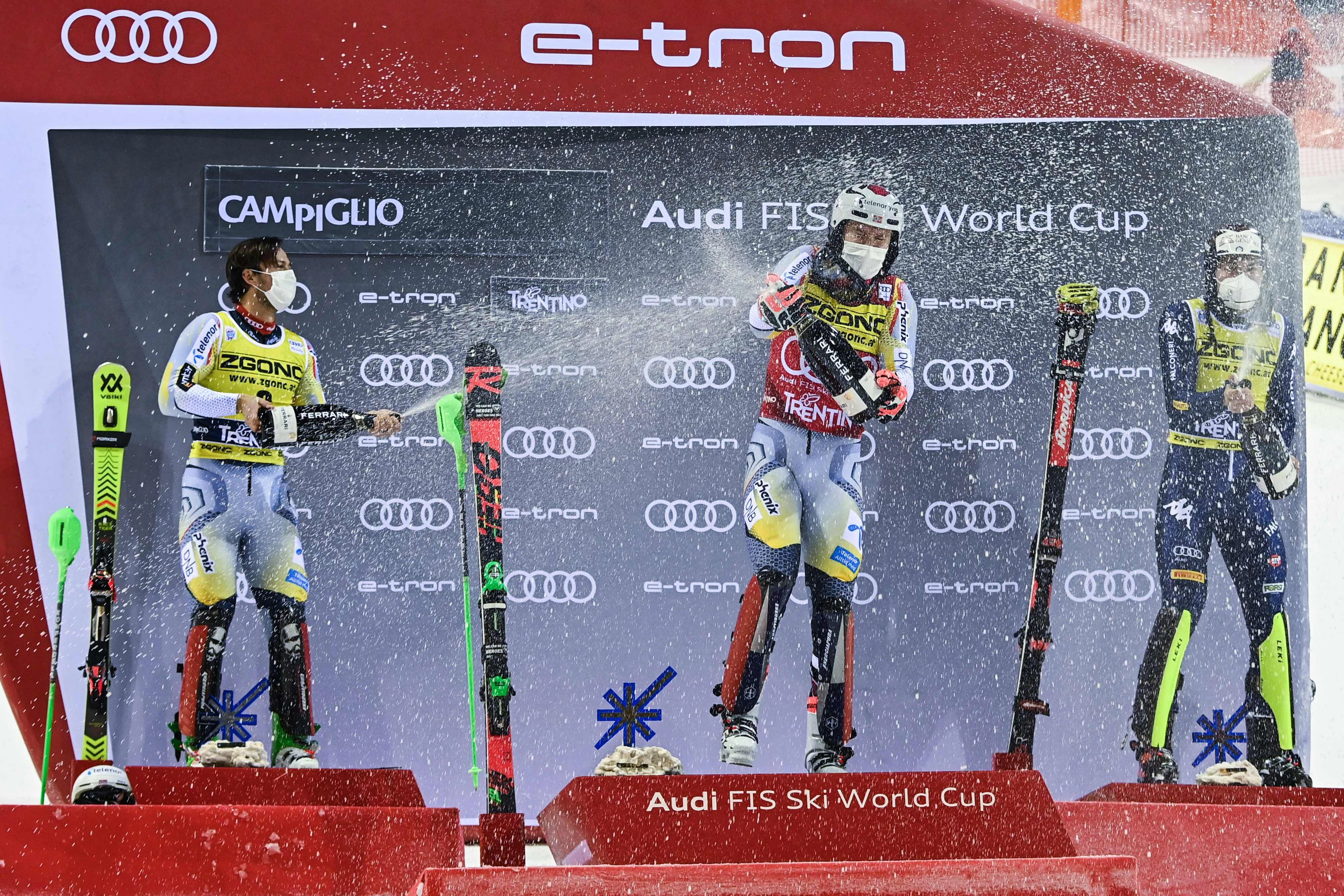 Henrik Kristoffersen jubelt über seinen Madonna-Sieg.