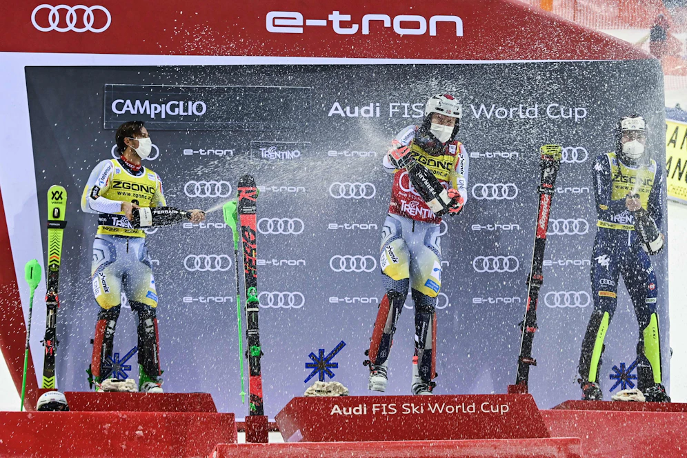 Henrik Kristoffersen jubelt über seinen Madonna-Sieg.