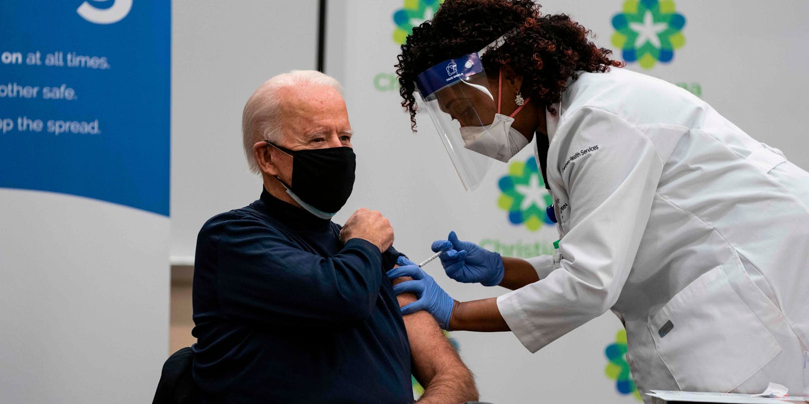 Der künftige US-Präsident Joe Biden ließ sich vor laufenden Kameras gegen das Coronavirus impfen.