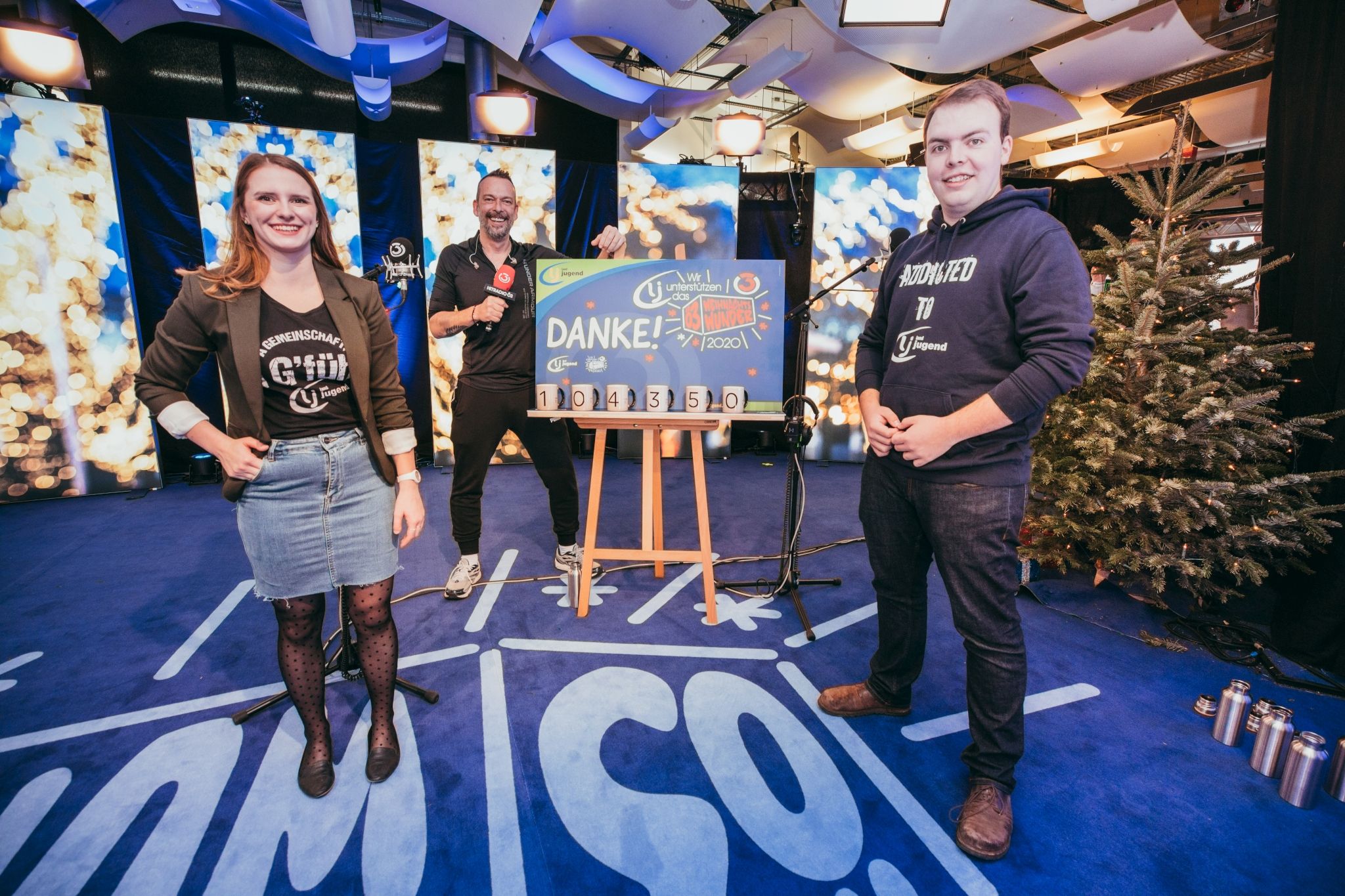 Landesleiterin Kerstin Lechner und Thomas Zeitelberger übergaben die Summe an Ö3-Moderator Robert Kratky.