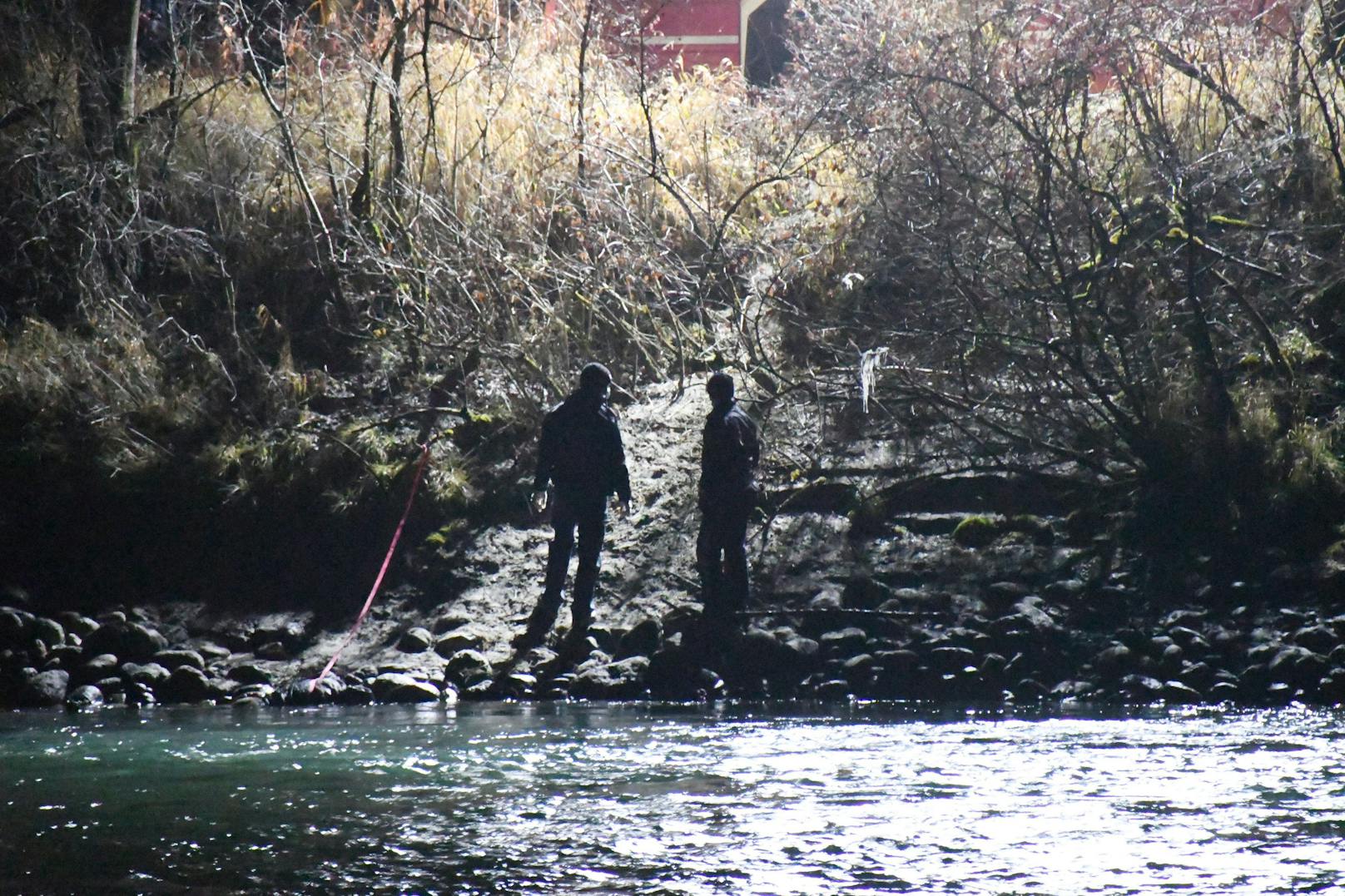 In Kundl (Tirol) ist am Montagabend eine Leiche gefunden worden. Die Ermittlungen der Polizei laufen.